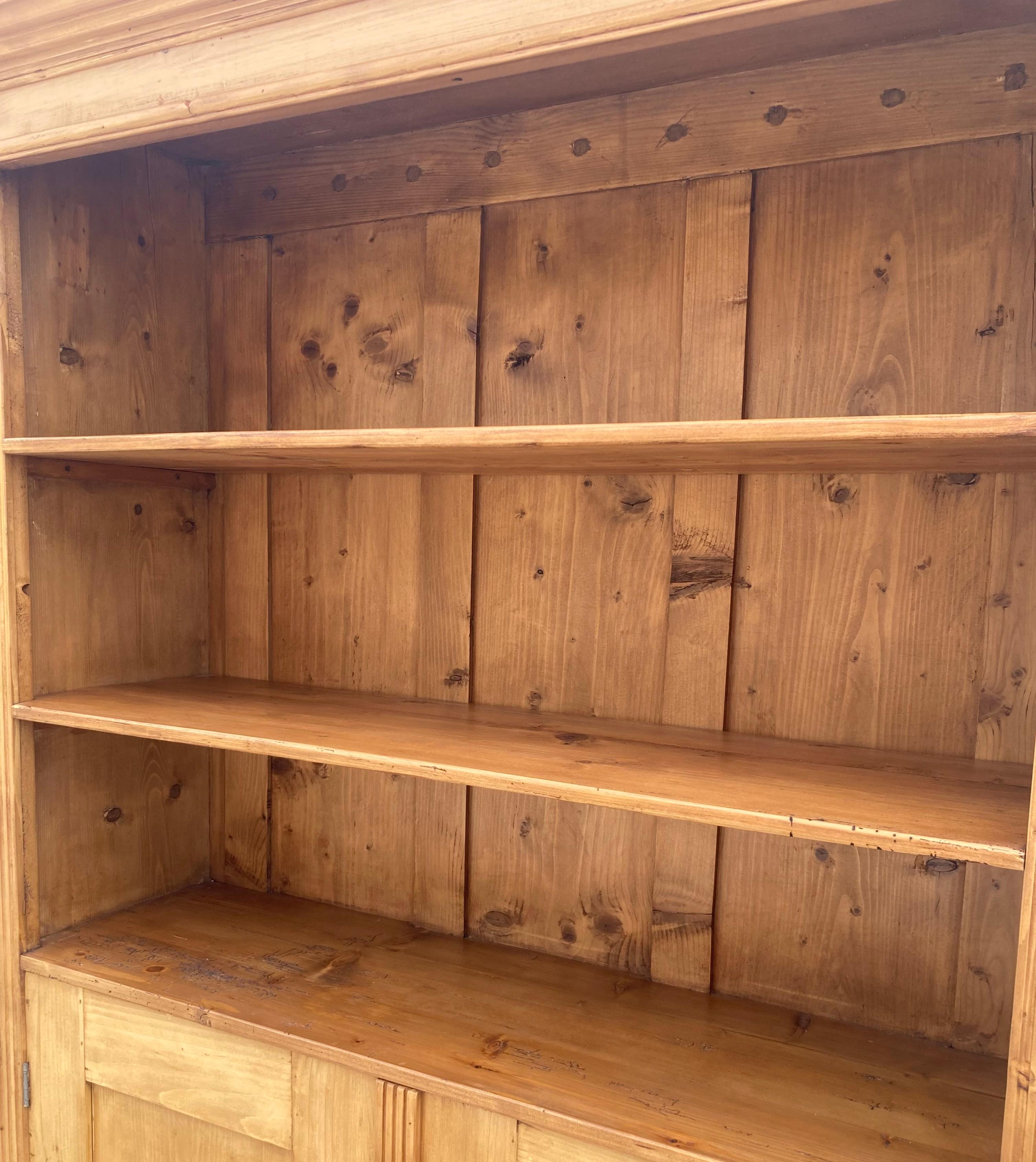 Bibliothèque en pin avec portes de Vintage Armoire en vente 4