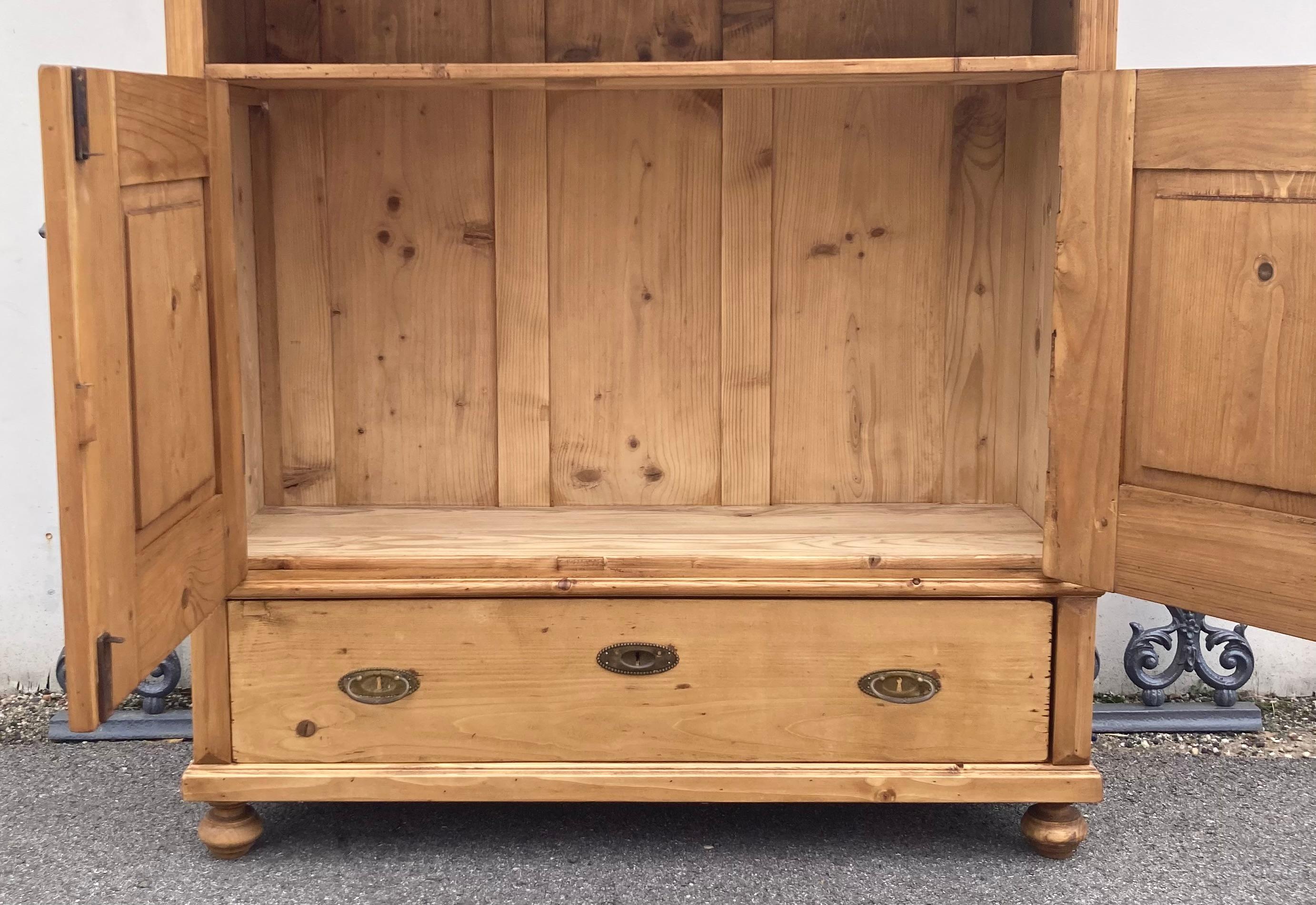 Bibliothèque en pin avec portes de Vintage Armoire en vente 7