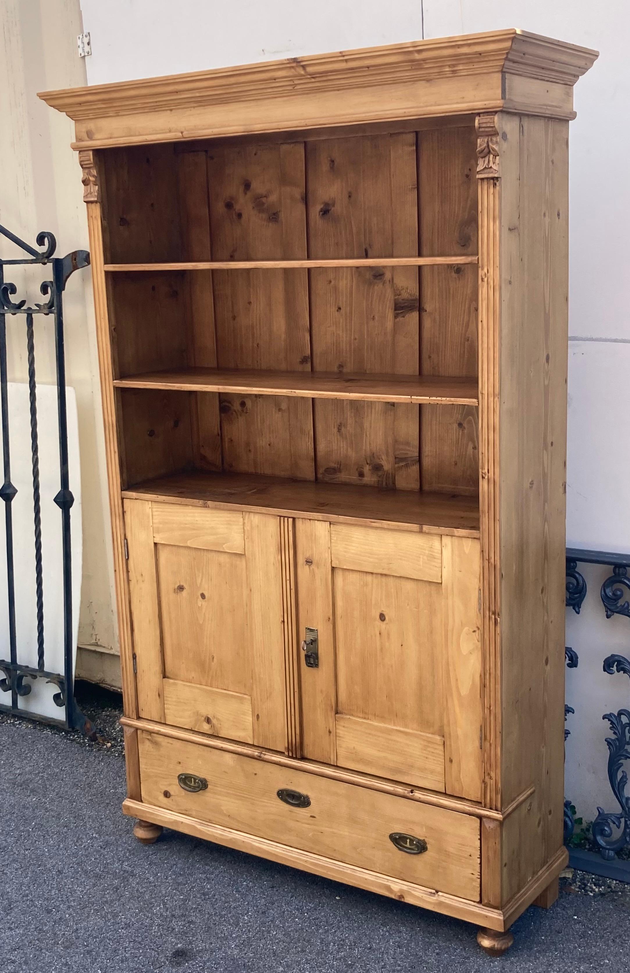 Les bibliothèques anciennes en pin sont difficiles à trouver, c'est pourquoi l'enveloppe de cette pièce a été fournie par une armoire vintage en pin.  En enlevant une largeur de planche sur les côtés et en conservant les panneaux arrière et la