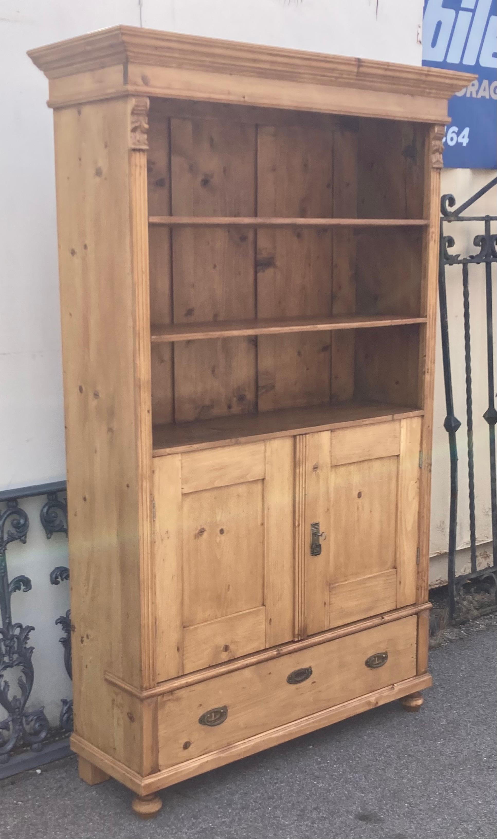 Country Bibliothèque en pin avec portes de Vintage Armoire en vente