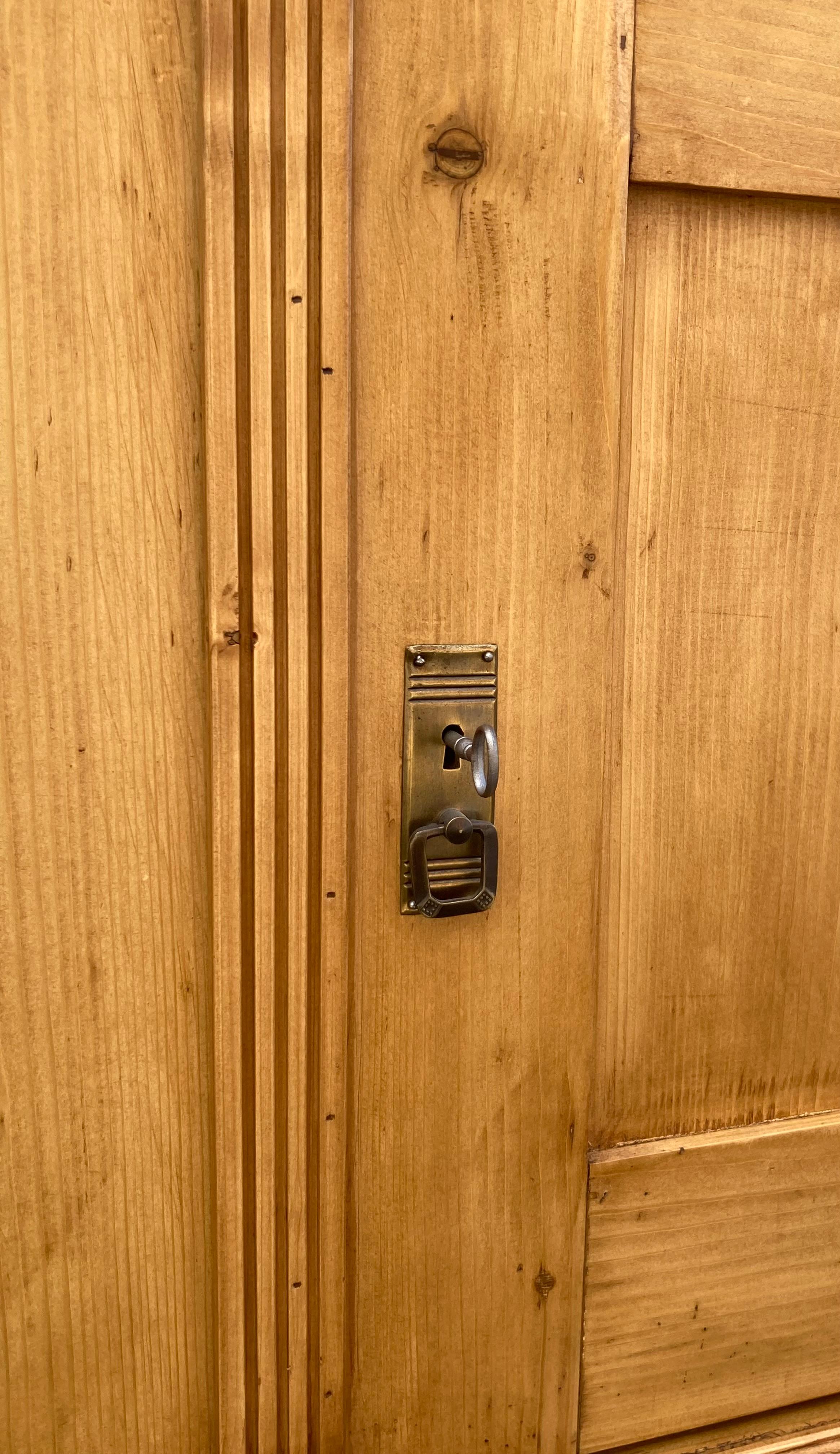 Poli Bibliothèque en pin avec portes de Vintage Armoire en vente