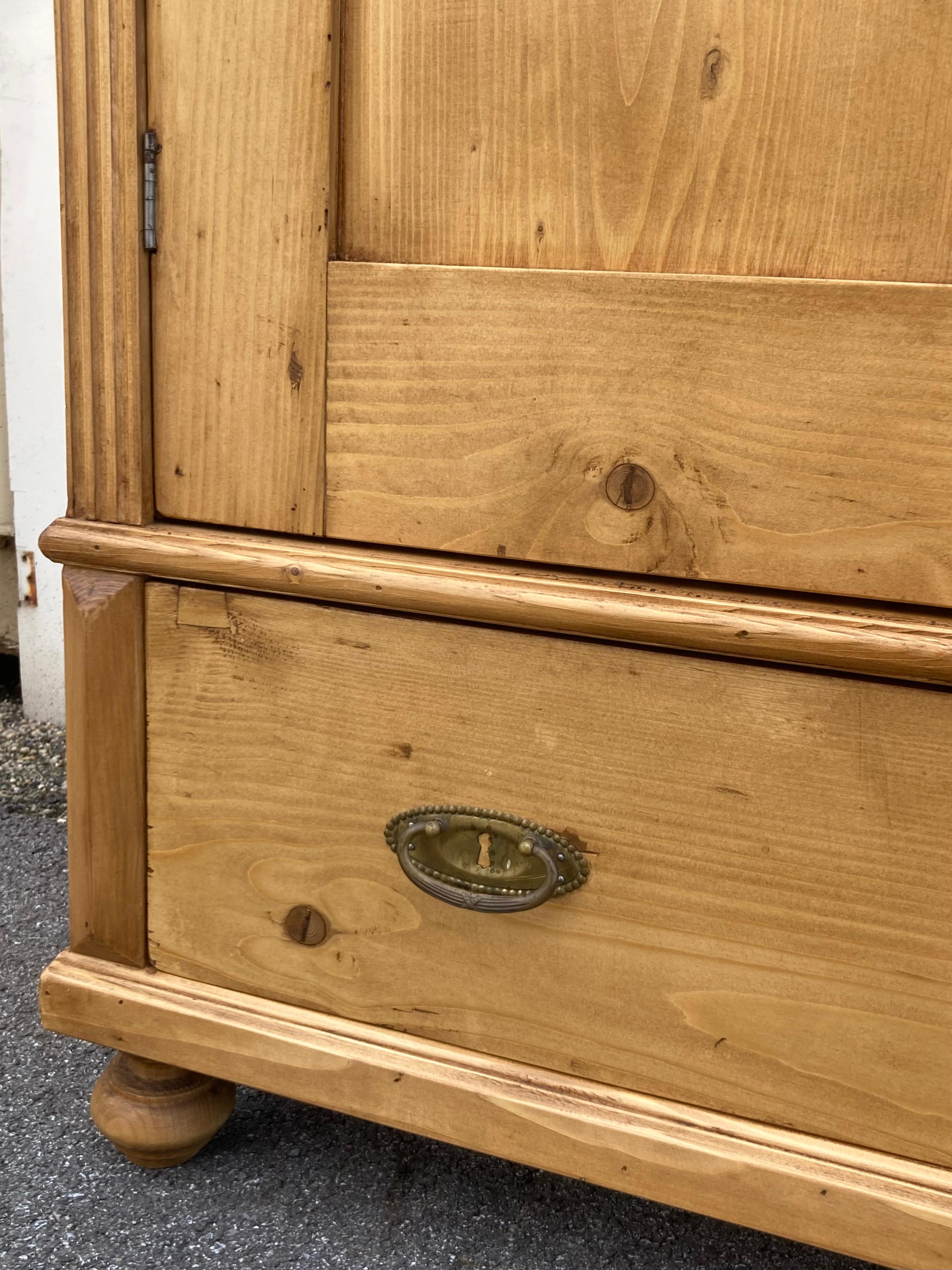 Bibliothèque en pin avec portes de Vintage Armoire Bon état - En vente à Baltimore, MD