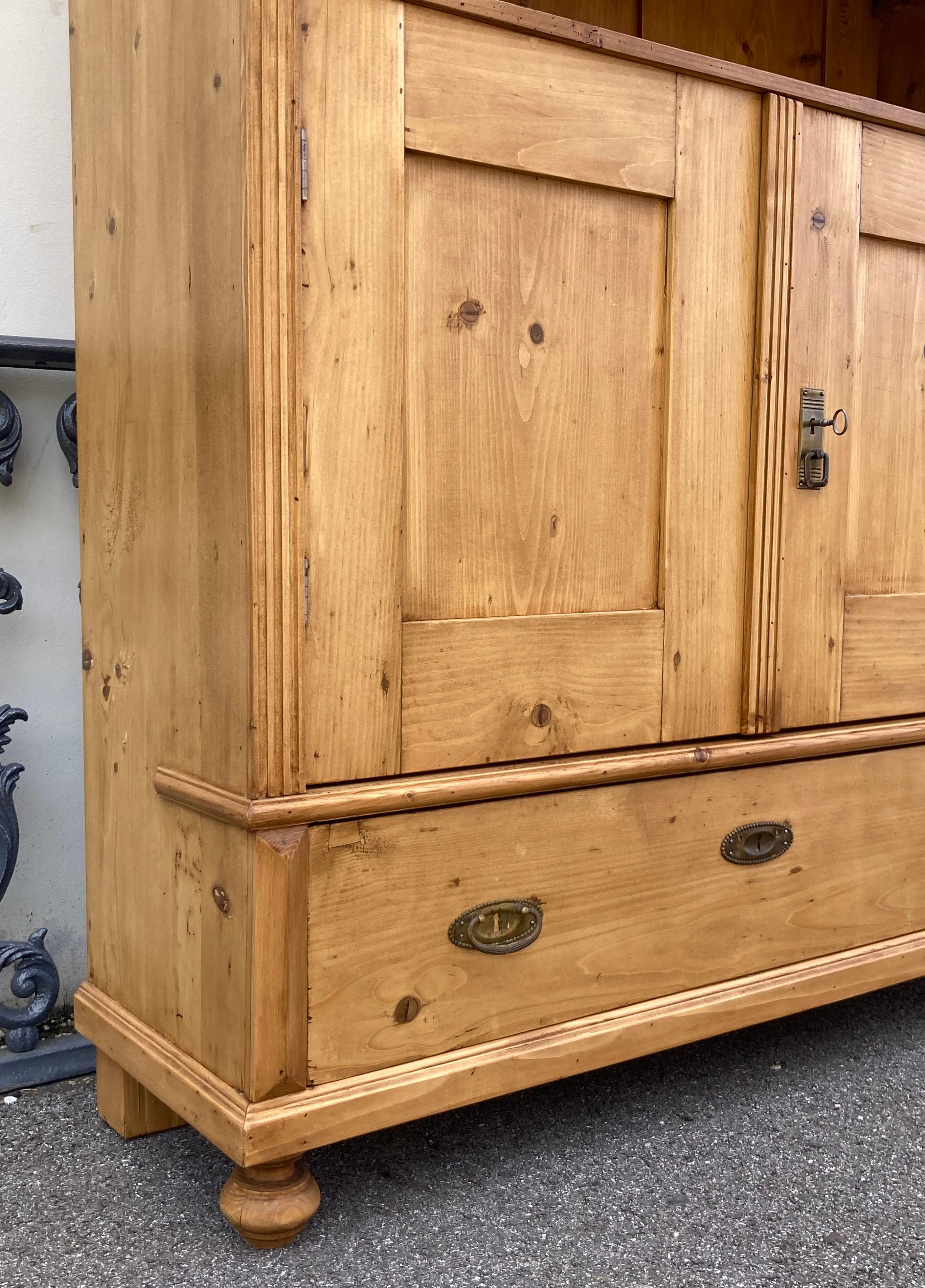 20ième siècle Bibliothèque en pin avec portes de Vintage Armoire en vente