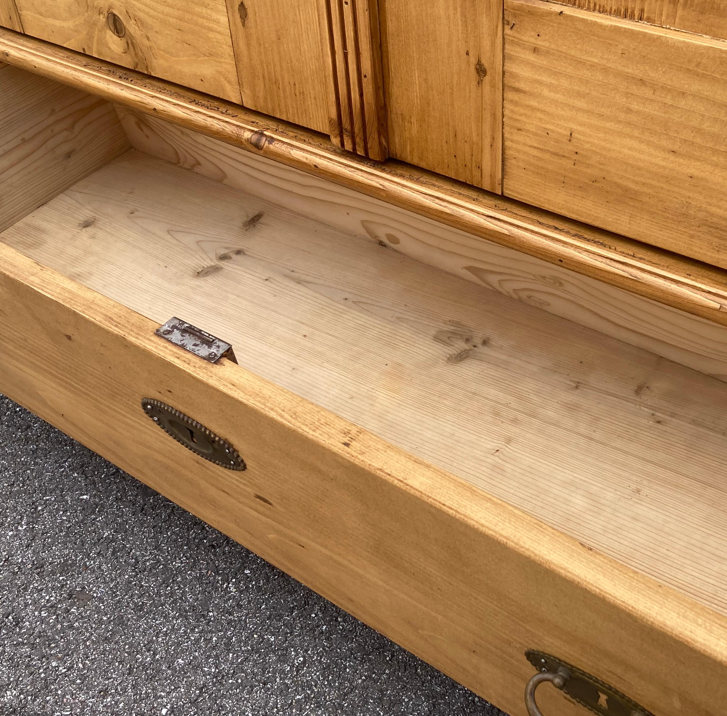 Pin Bibliothèque en pin avec portes de Vintage Armoire en vente
