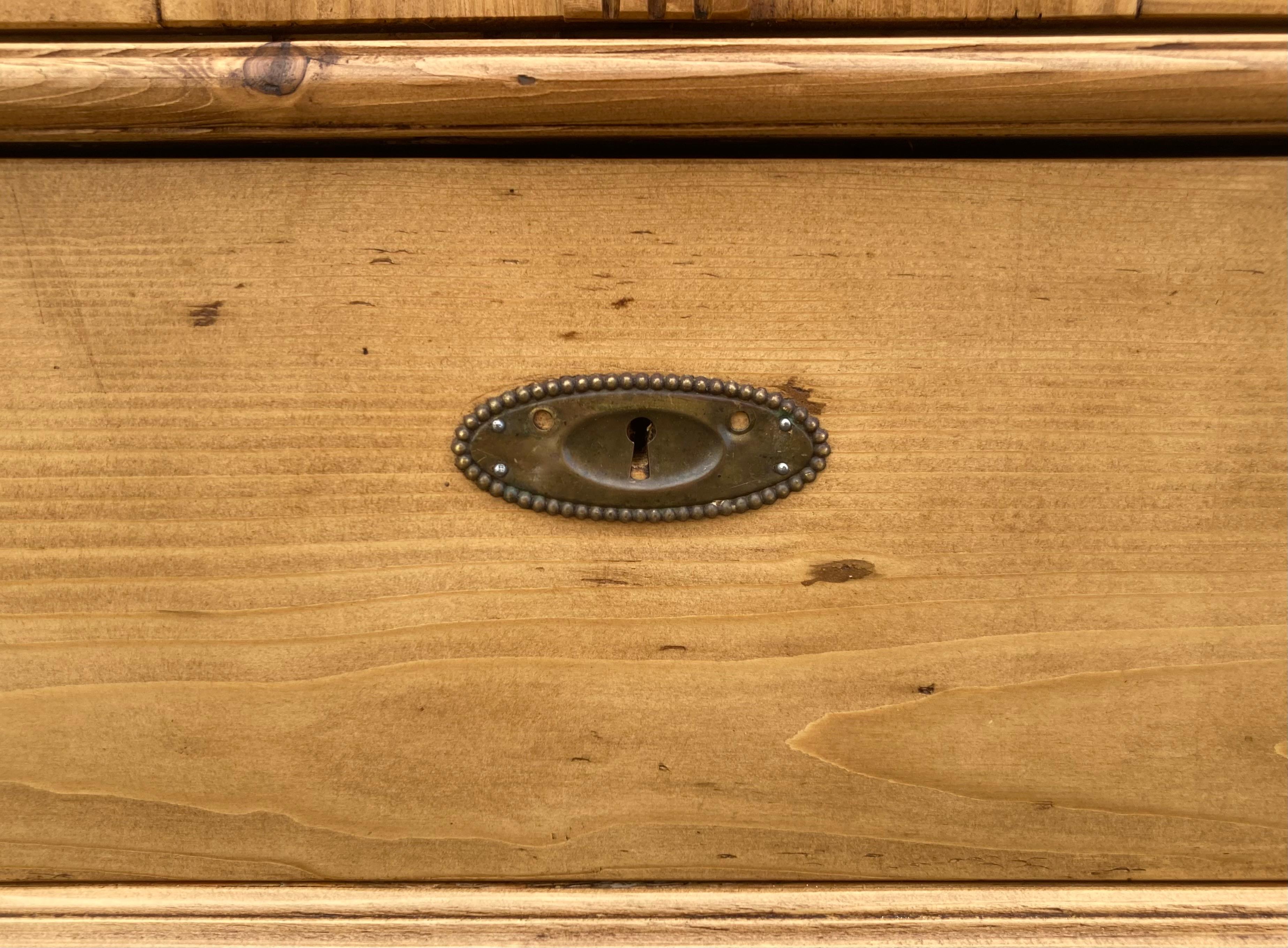 Bibliothèque en pin avec portes de Vintage Armoire en vente 1