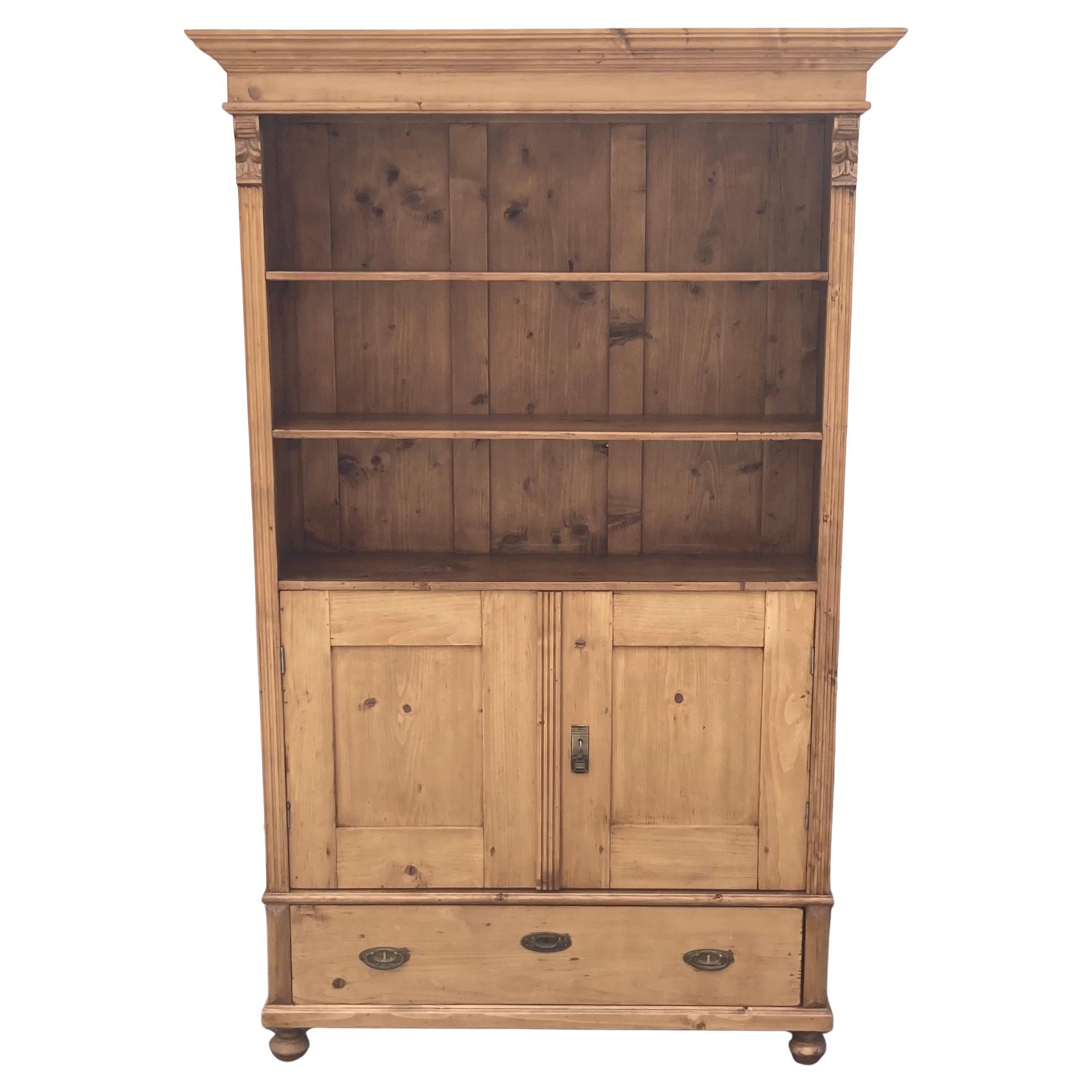Bibliothèque en pin avec portes de Vintage Armoire en vente