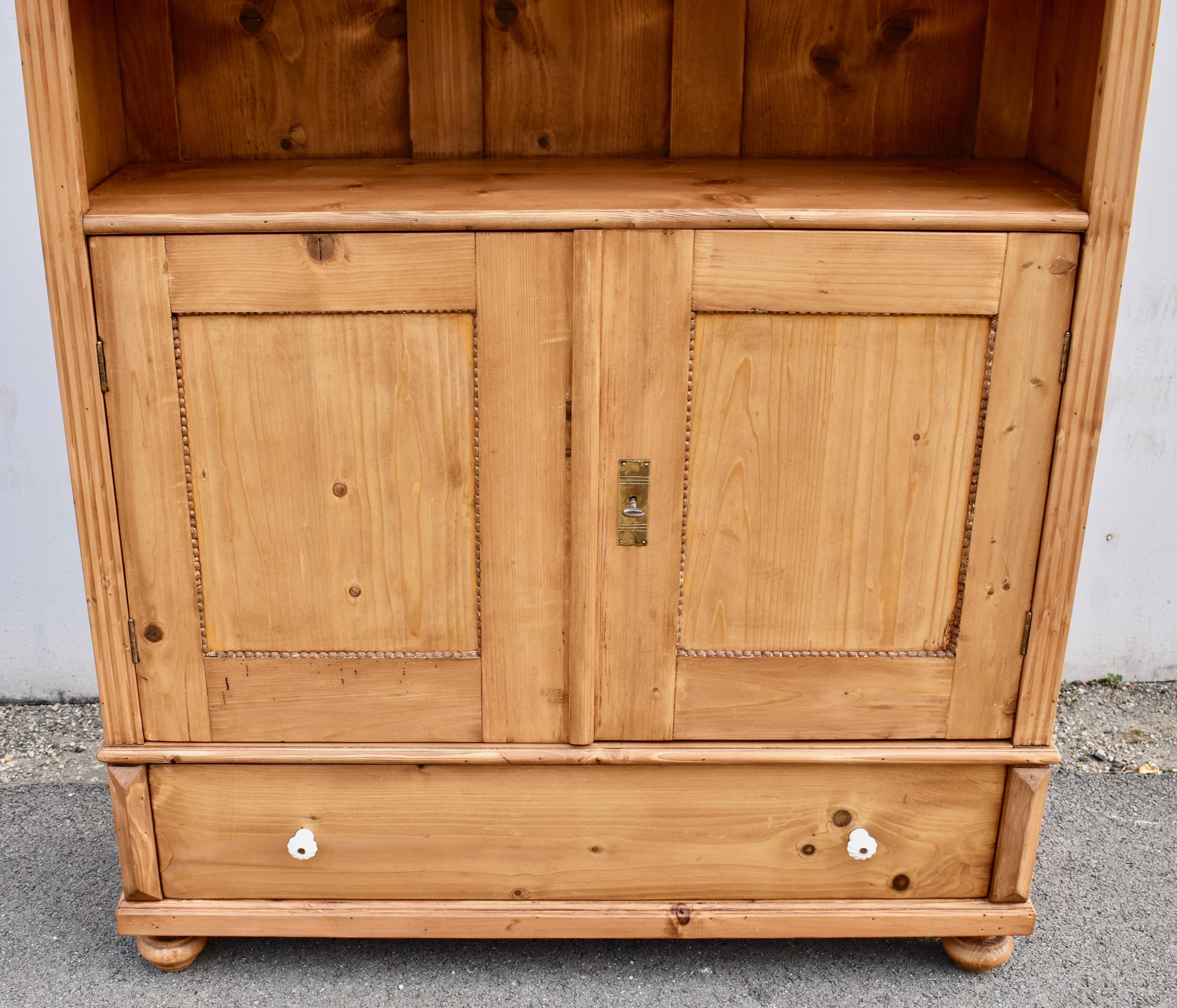 Bücherregal aus Kiefernholz mit halben Türen, aus dem Vintage-Schrank 3