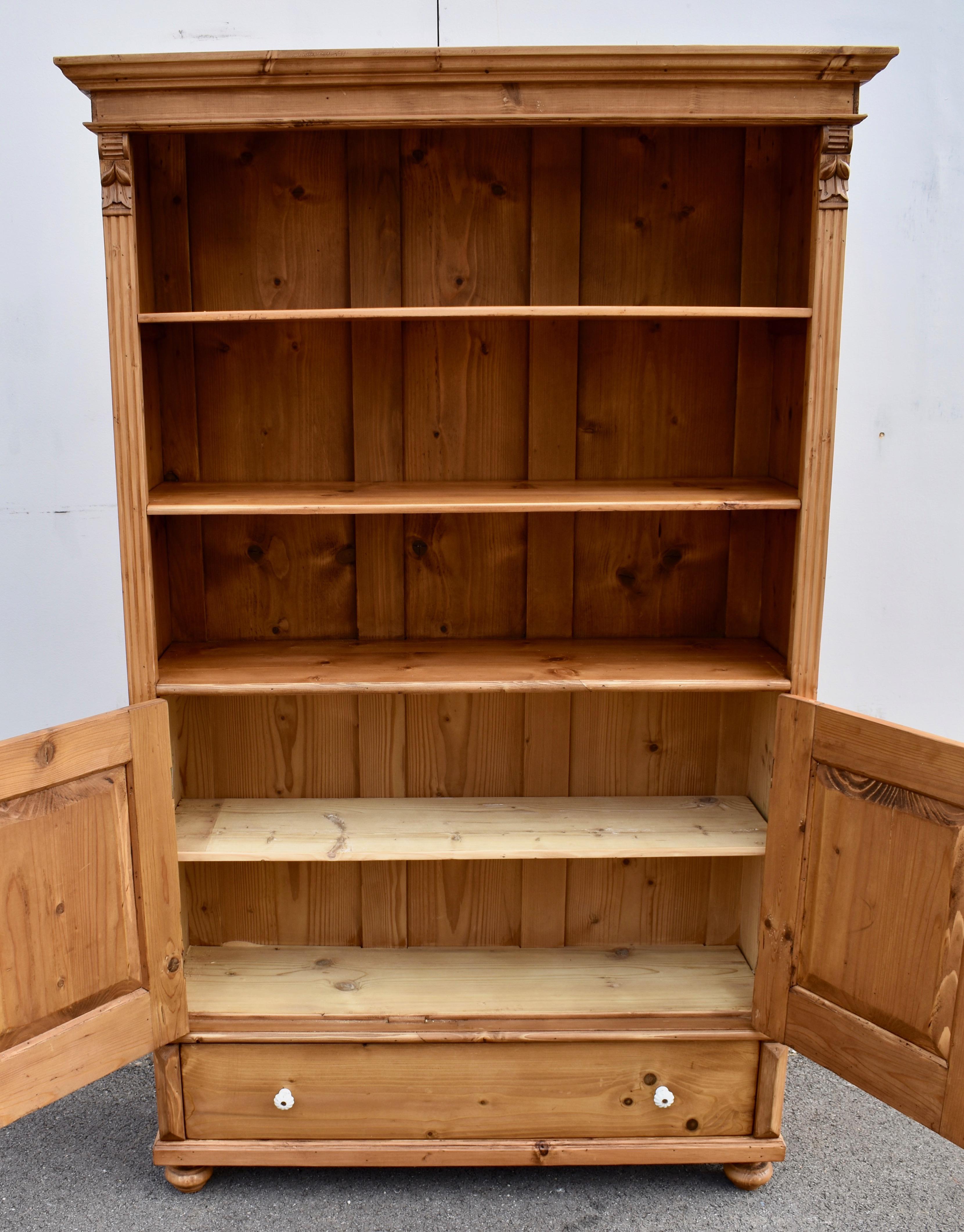 Bücherregal aus Kiefernholz mit halben Türen, aus dem Vintage-Schrank 5