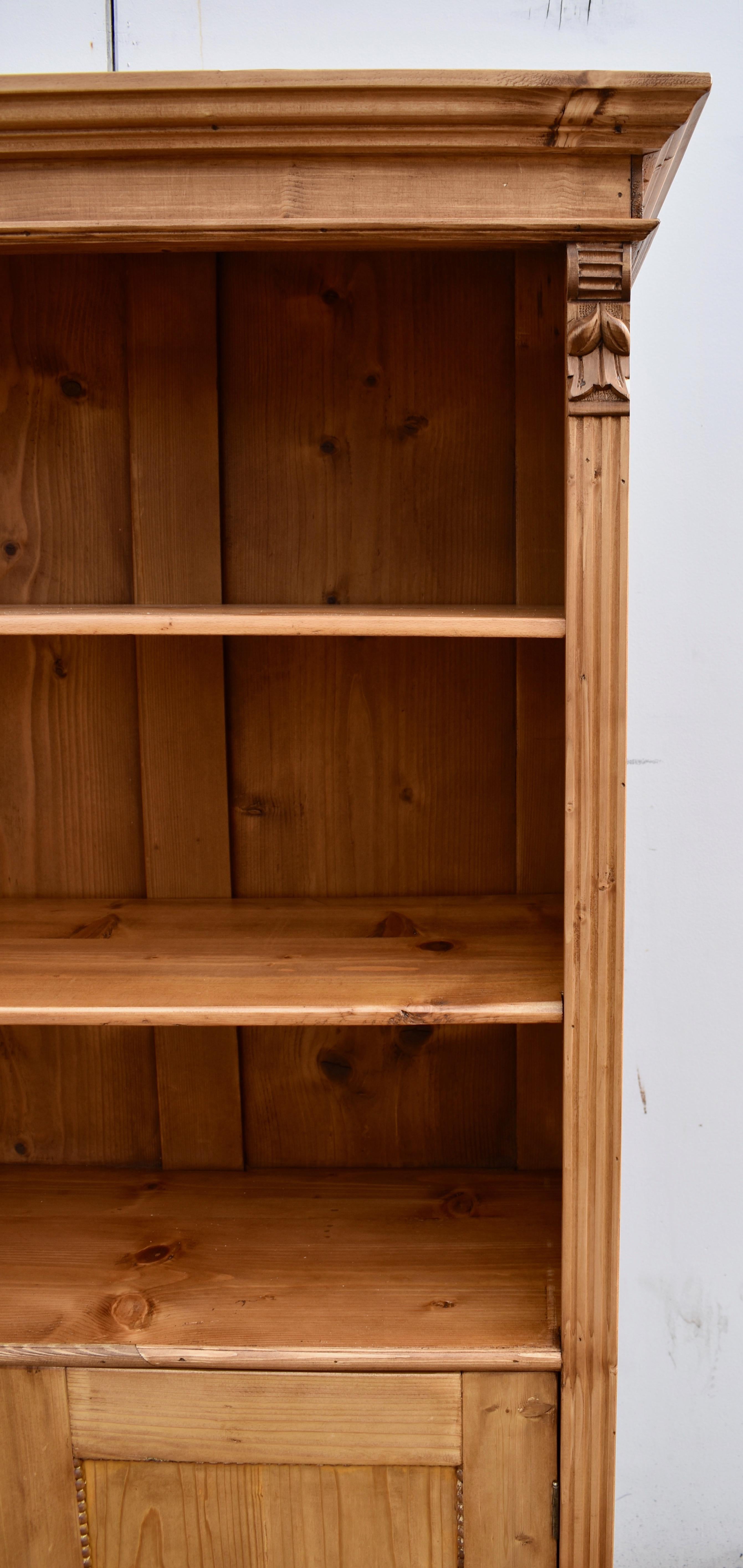 Bücherregal aus Kiefernholz mit halben Türen, aus dem Vintage-Schrank 6