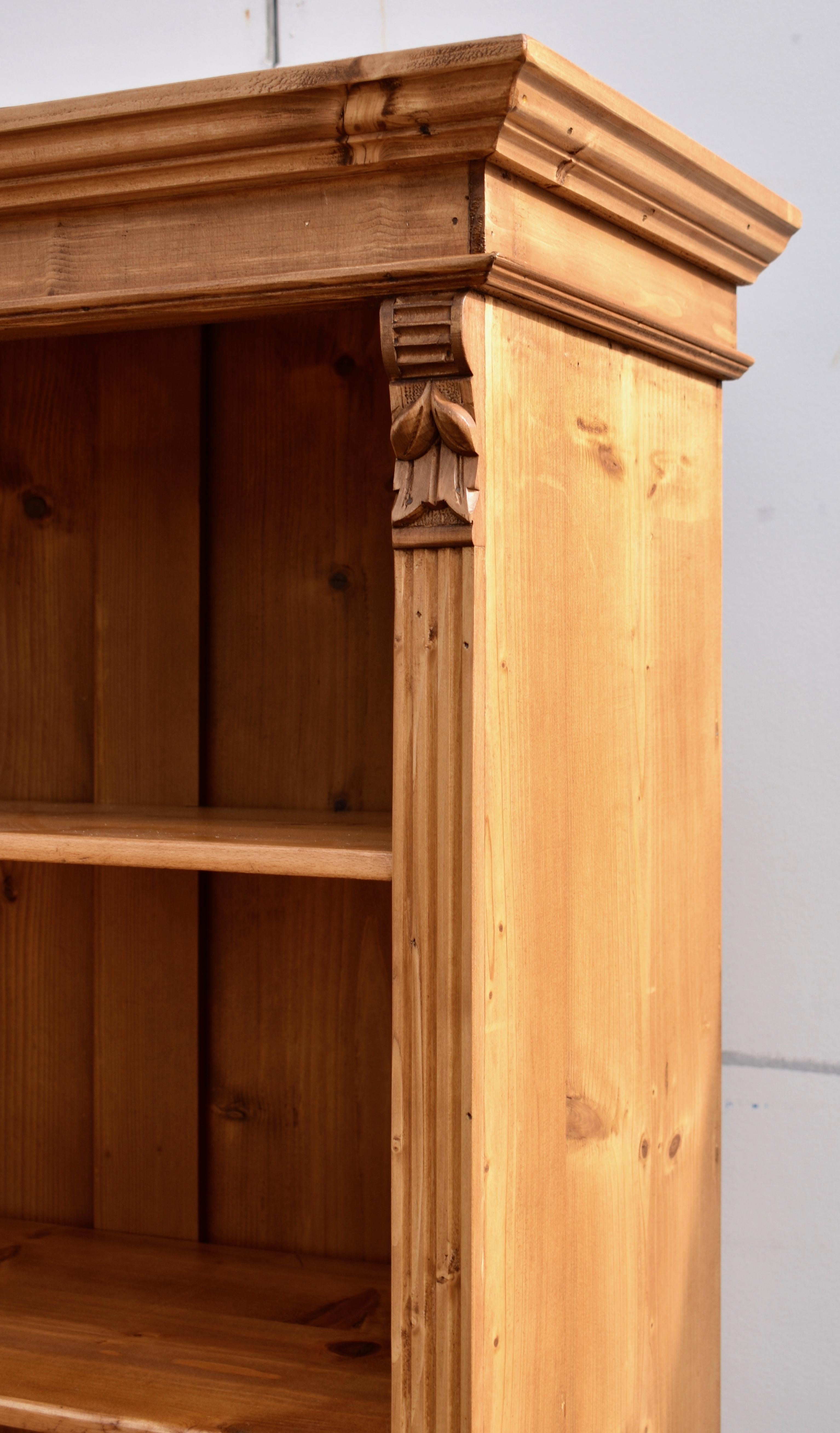 Bücherregal aus Kiefernholz mit halben Türen, aus dem Vintage-Schrank 8