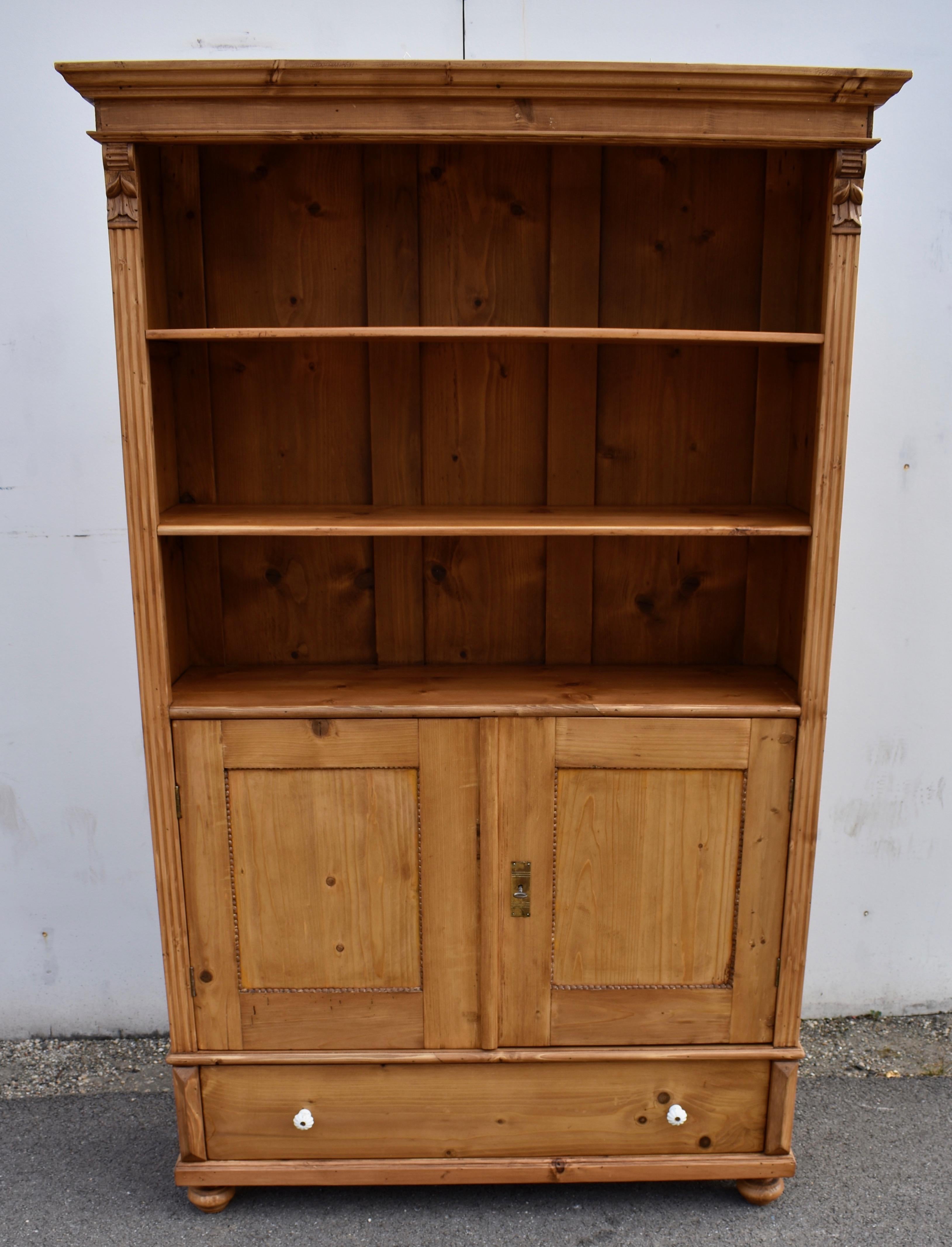 Antike Bücherregale aus Kiefernholz sind schwer zu finden, daher wurde das Gehäuse dieses Stücks von einem schlichten Vintage-Schrank übernommen.  Wenn man an den Seiten ein Brett entfernt und die ursprünglichen Rückwände und Kronleisten beibehält,