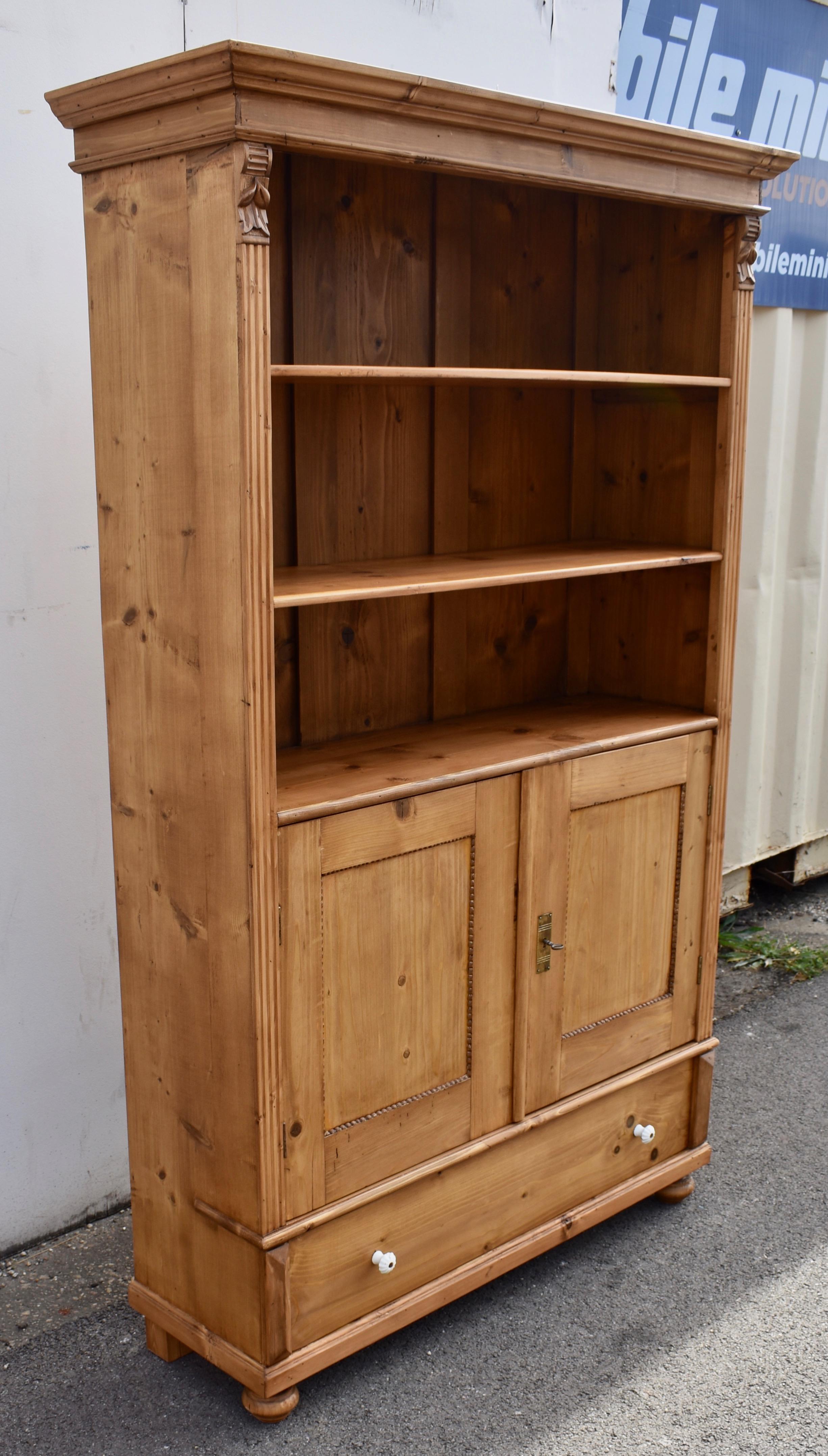 Bücherregal aus Kiefernholz mit halben Türen, aus dem Vintage-Schrank (Land)