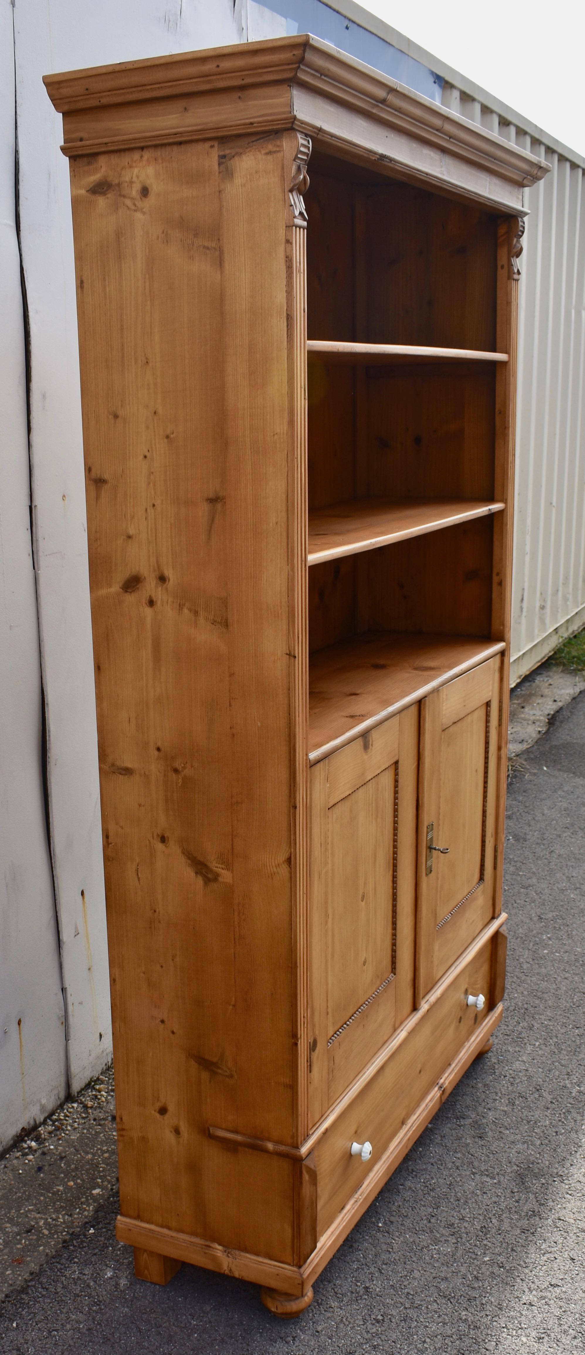 Bücherregal aus Kiefernholz mit halben Türen, aus dem Vintage-Schrank (Niederländisch)