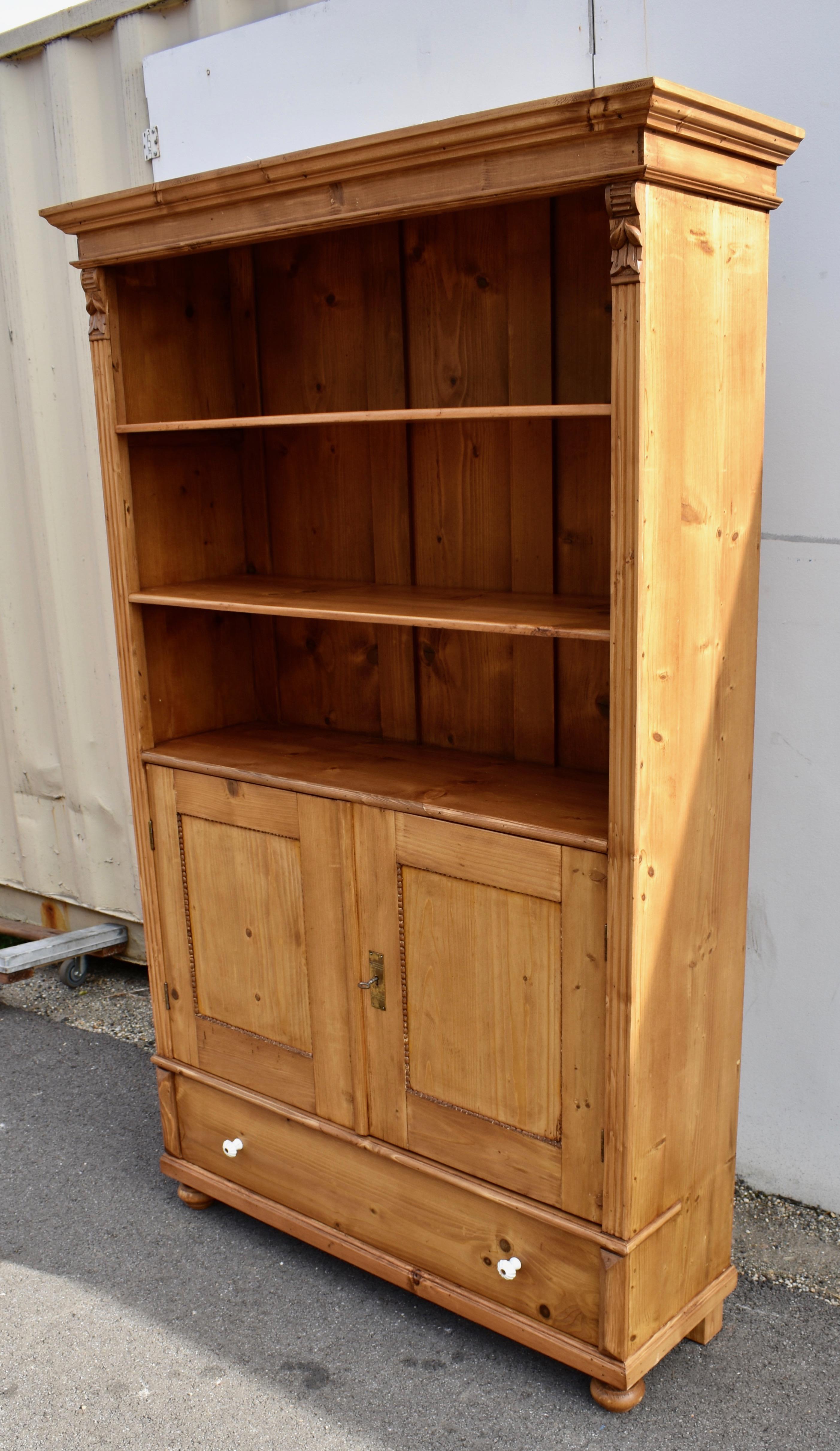 Bücherregal aus Kiefernholz mit halben Türen, aus dem Vintage-Schrank (Poliert)