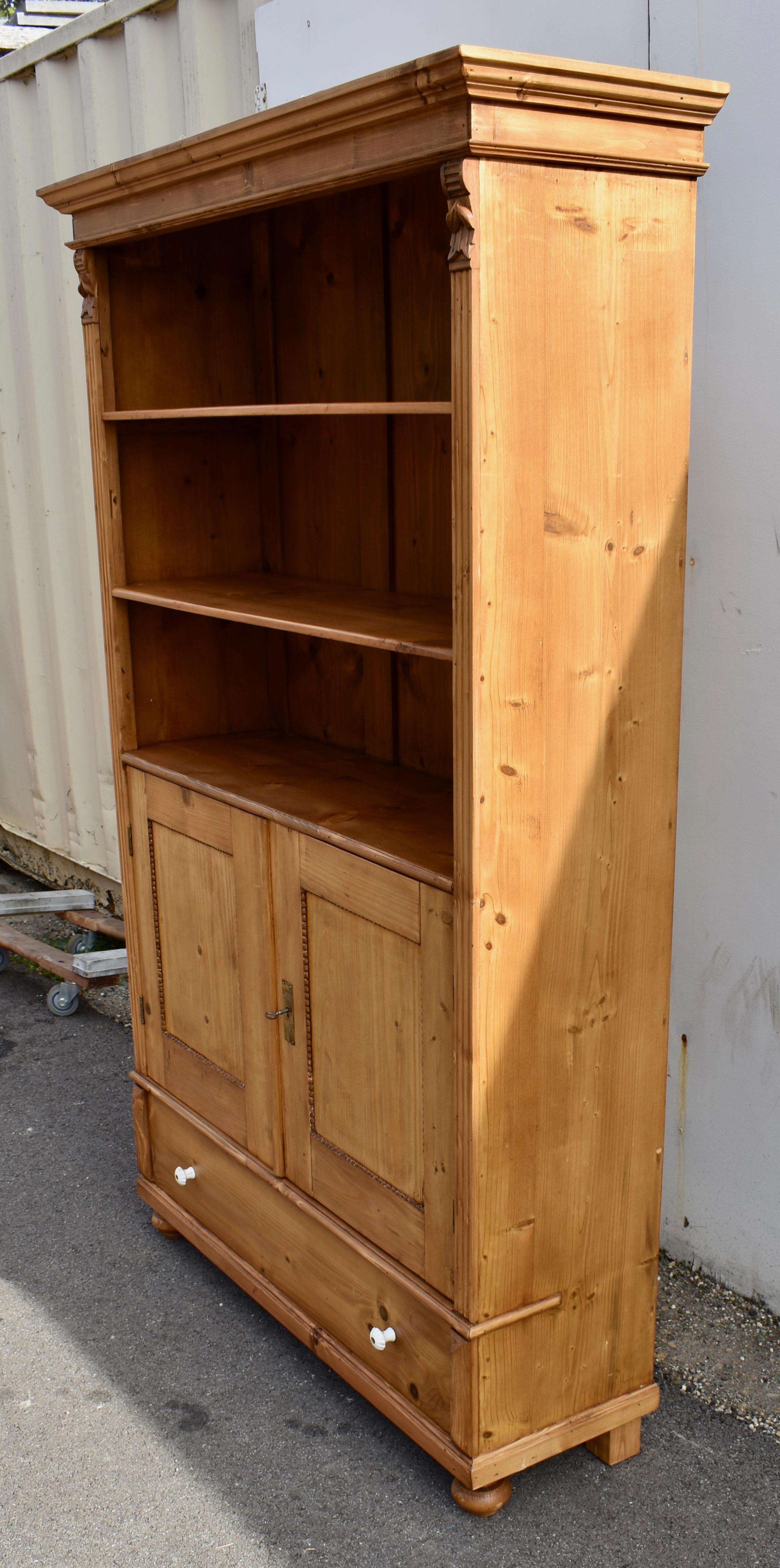 Bücherregal aus Kiefernholz mit halben Türen, aus dem Vintage-Schrank im Zustand „Gut“ in Baltimore, MD