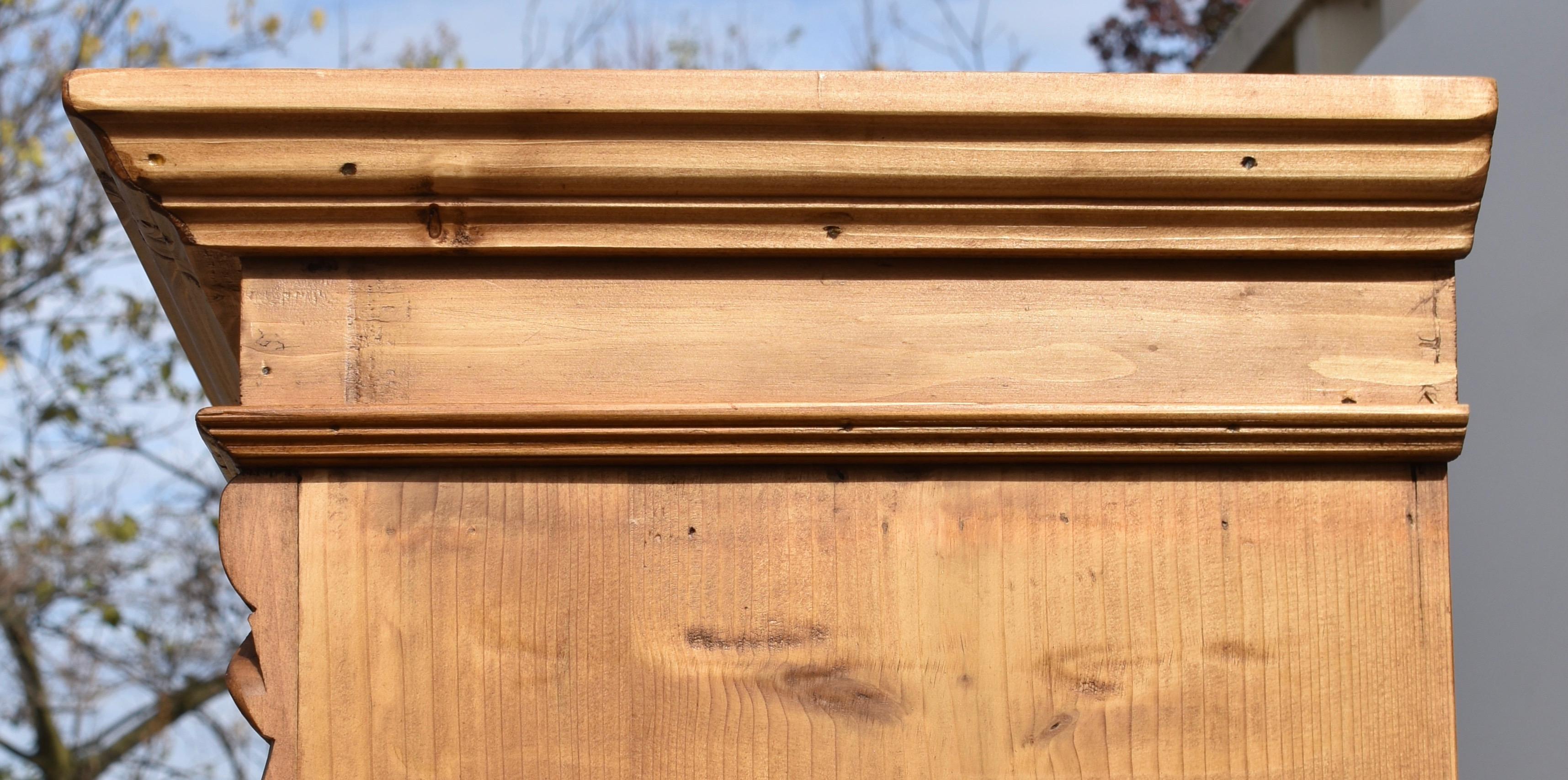 Bücherregal aus Kiefernholz mit halben Türen, aus dem Vintage-Schrank 1