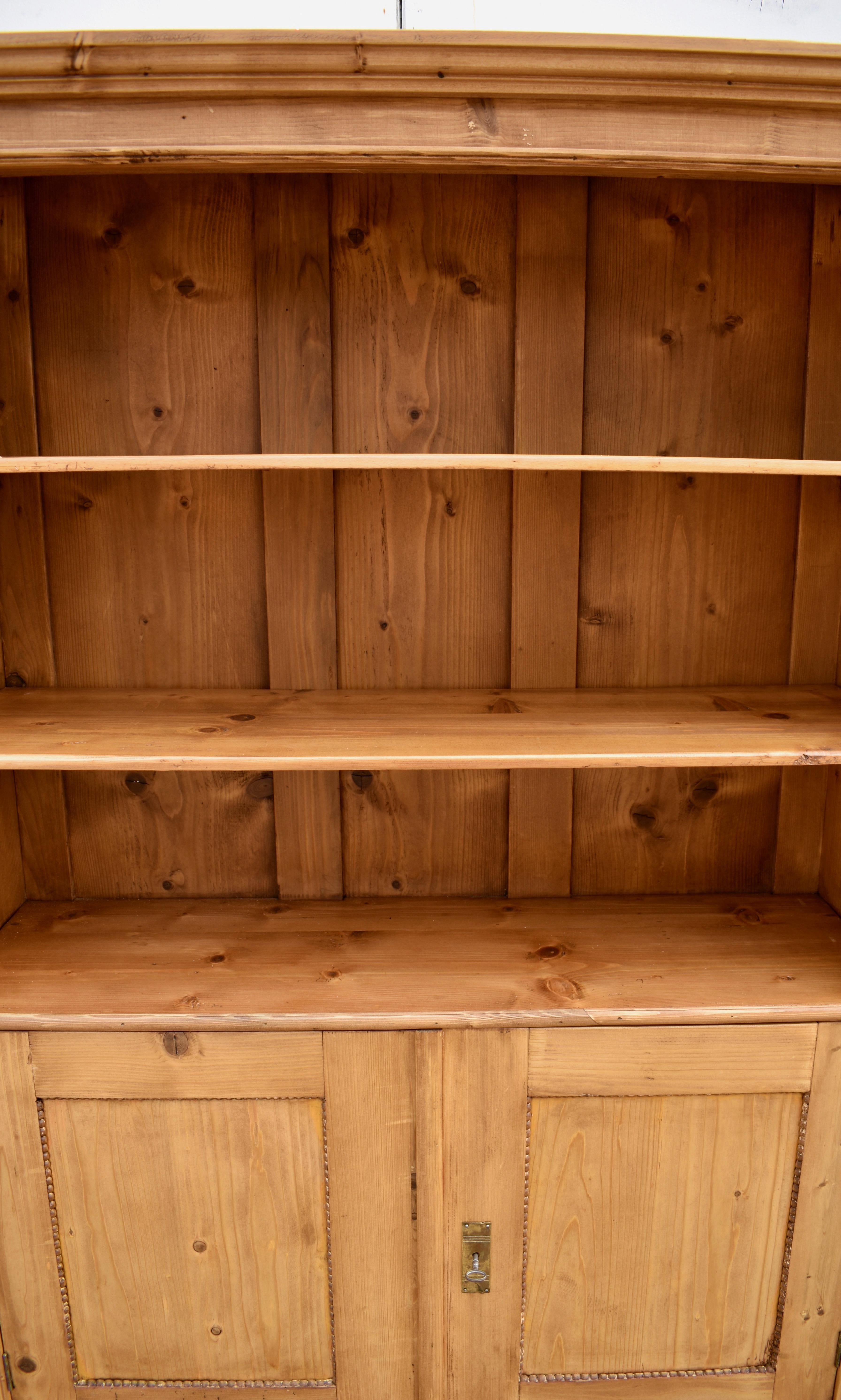 Bücherregal aus Kiefernholz mit halben Türen, aus dem Vintage-Schrank 2
