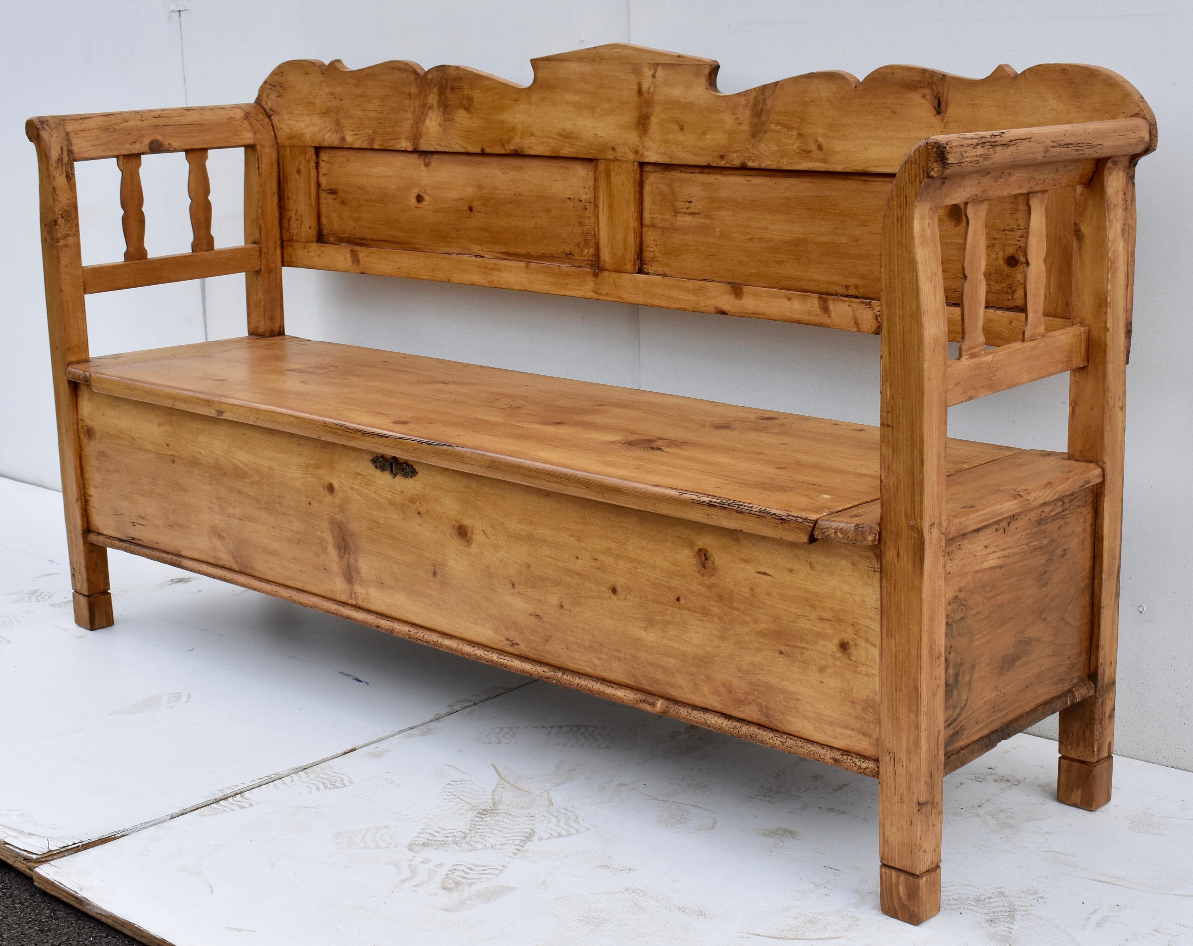 Pine Box Bench or Settle In Good Condition In Baltimore, MD