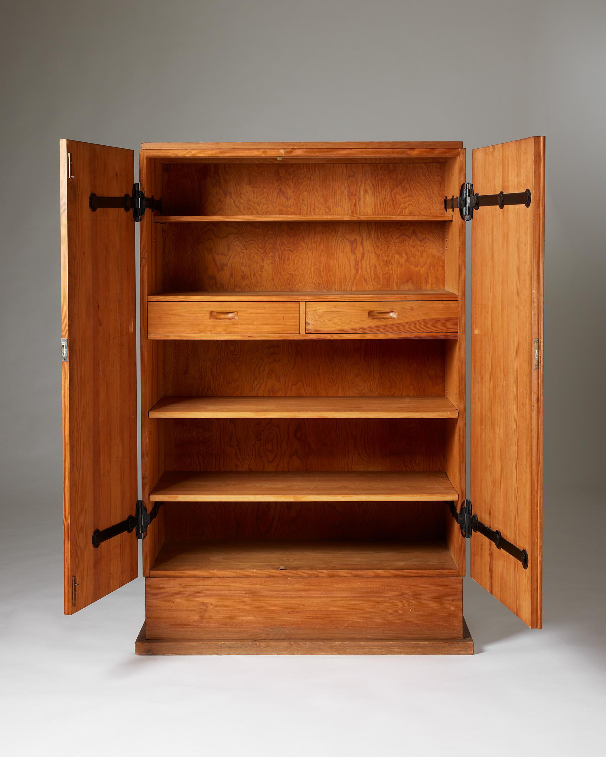 Pine Cabinet ‘Lovö’ by Axel Einar Hjorth for Nordiska Kompaniet, Sweden, 1930s In Good Condition For Sale In Stockholm, SE