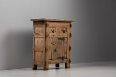 Kiefernholzschrank mit geschnitzten Paneelen und Schmiedeeisen, baskische Werkstatt, 1950er Jahre