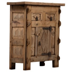 Kiefernholzschrank mit geschnitzten Paneelen und Schmiedeeisen, baskische Werkstatt, 1950er Jahre