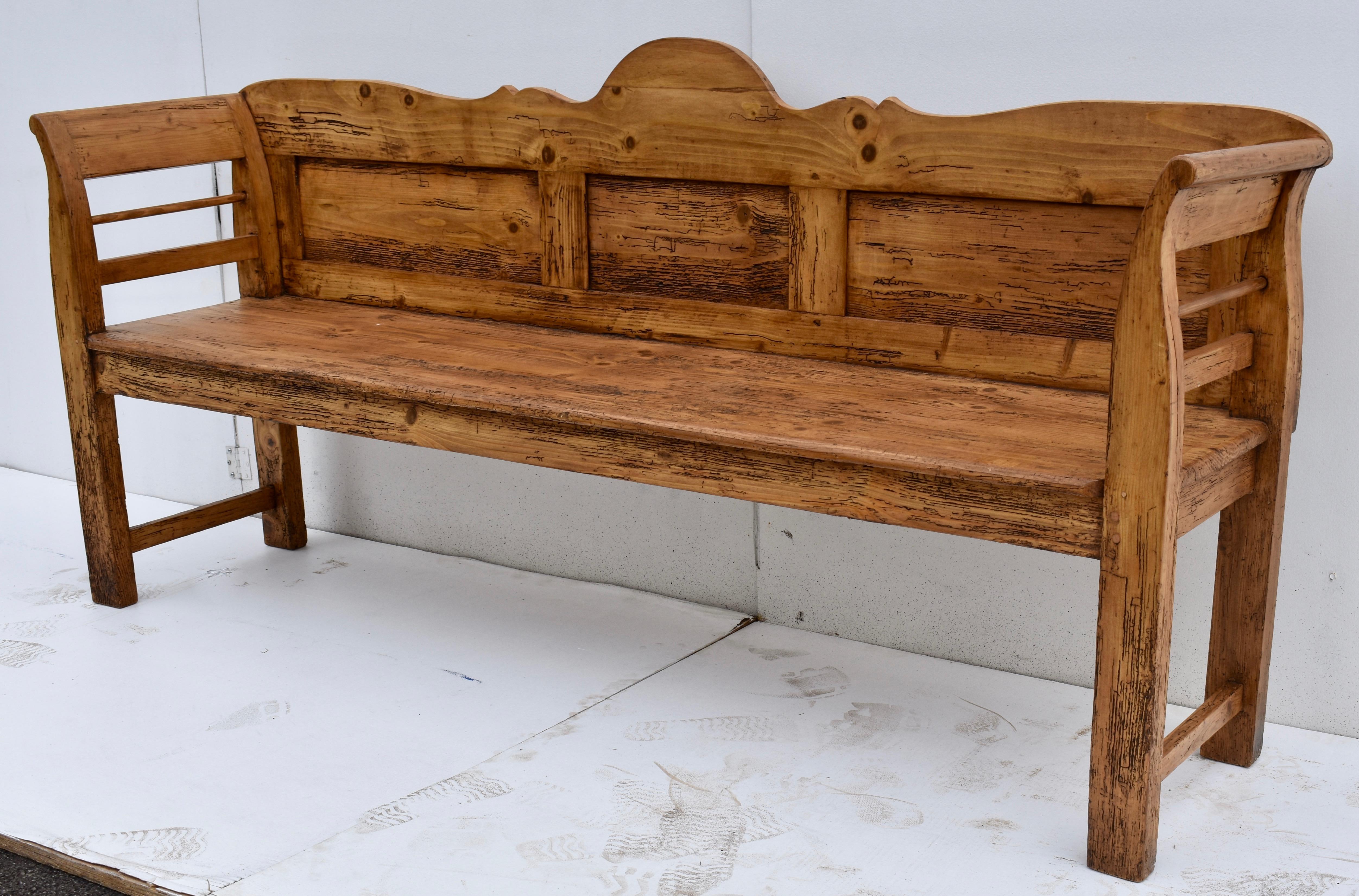 Pine Camel Back Bench or Settle In Good Condition In Baltimore, MD
