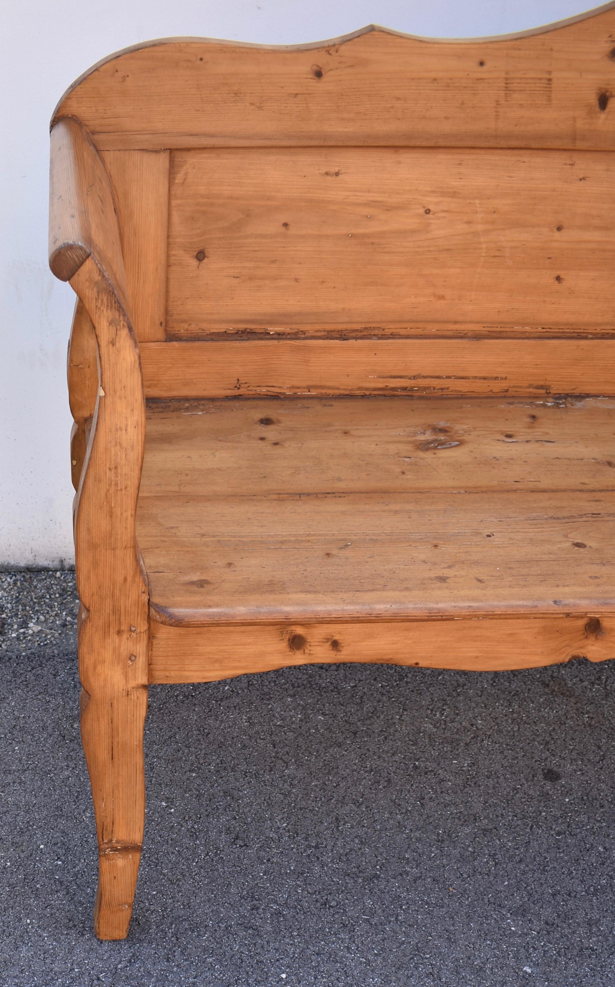 Pine Camel-Back Bench or Settle In Good Condition In Baltimore, MD