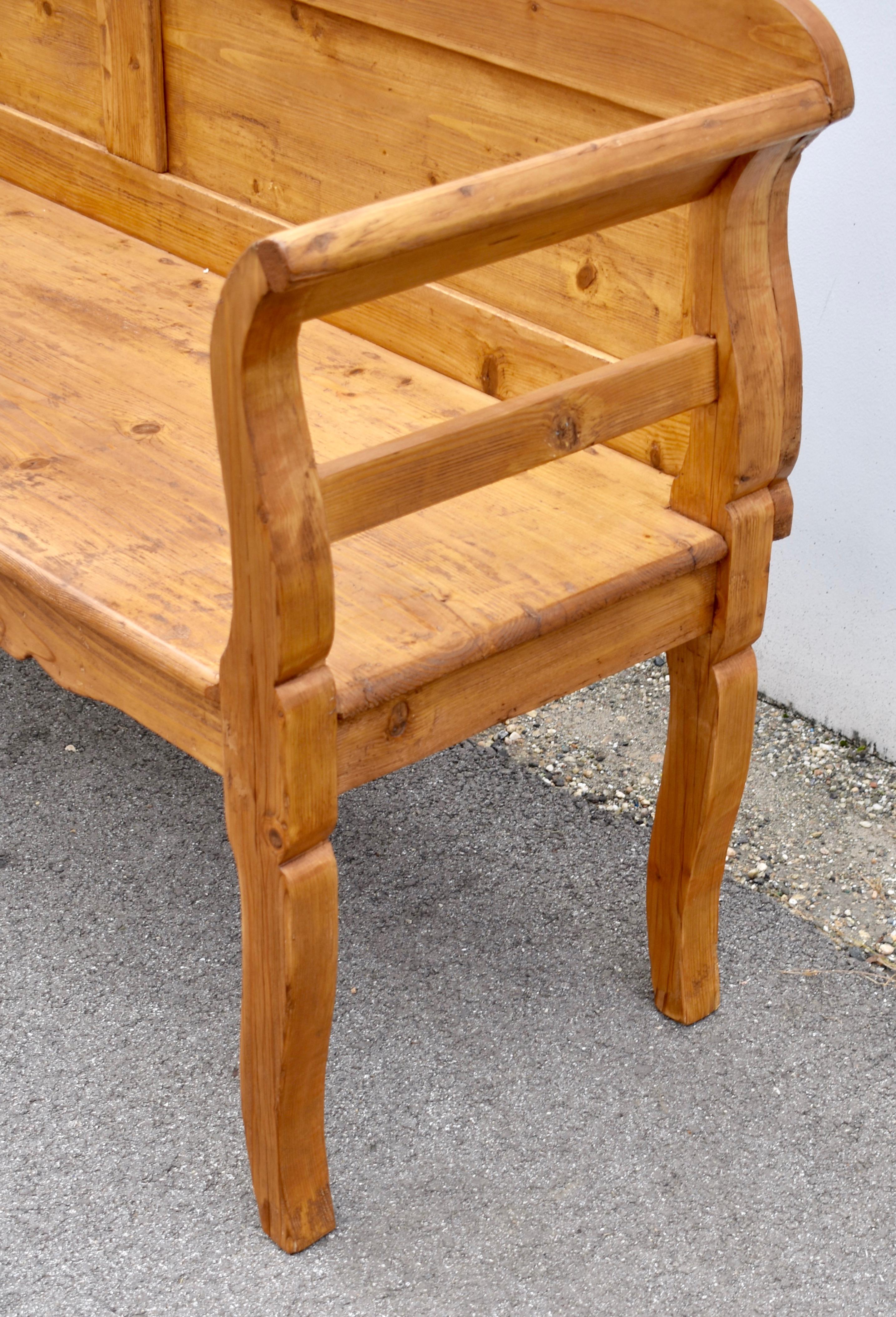 Pine Camel-Back Bench or Settle In Good Condition In Baltimore, MD