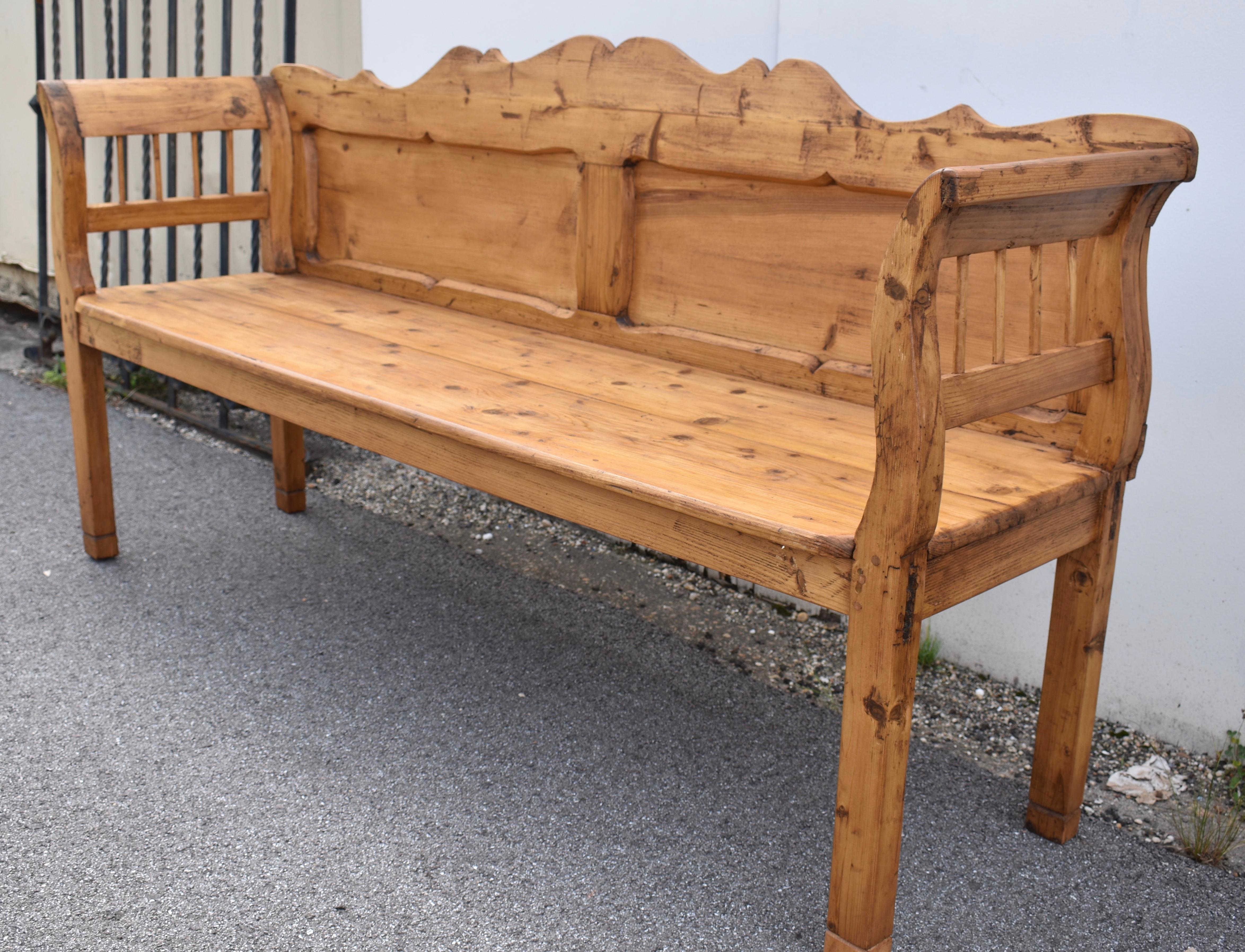 Pine Camel-Back Bench or Settle In Good Condition For Sale In Baltimore, MD