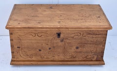 Kiefernholz geschnitzte Deckentruhe im Barockstil