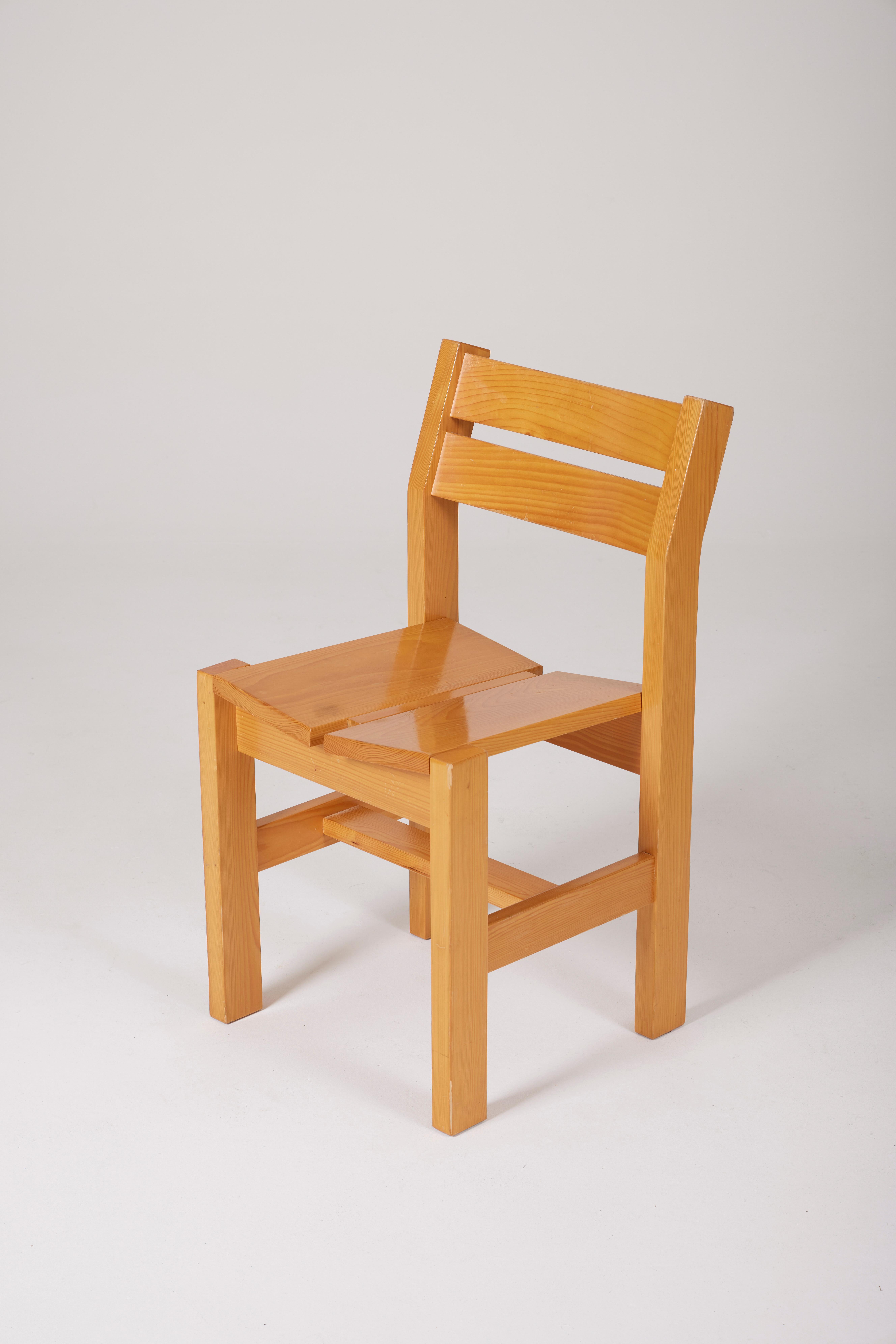 Set of 4 solid pine chairs in the style of Charlotte Perriand, 1960s. In very good condition.
LP1133
