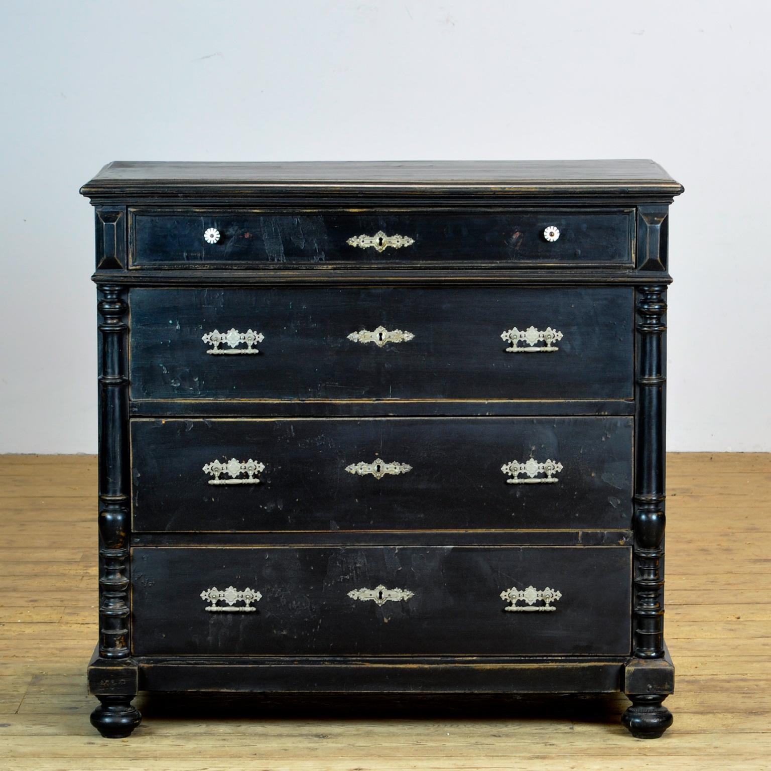 Chest of drawers made of pine, made in France circa 1920.
The cabinet has 4 drawers of which the top drawer is less high. All the drawers are made with dovetail joints. All fittings and knobs are original.