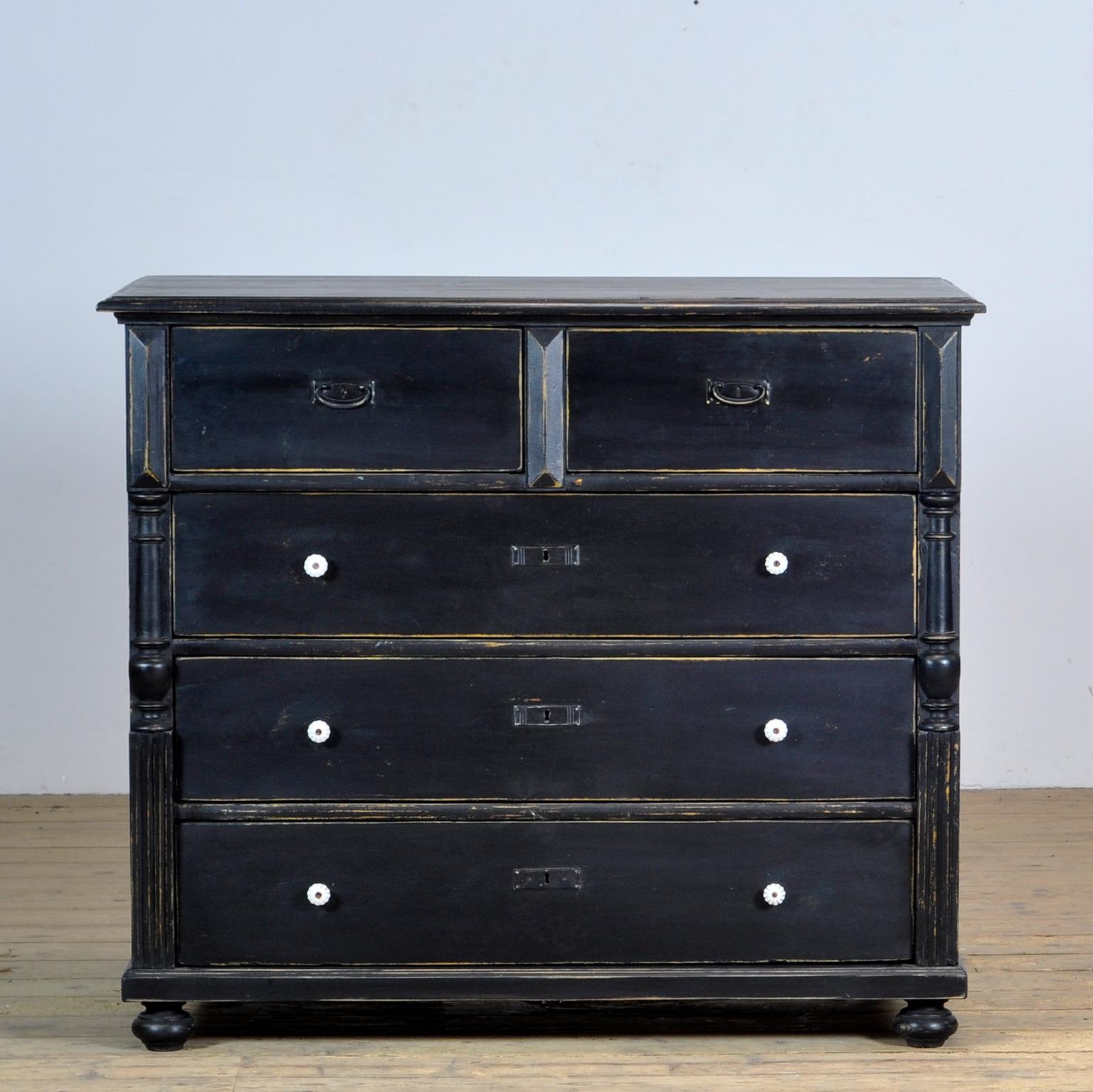 Chest of drawers made of pine, made in France circa 1920.
The cabinet has 5 drawers of which the top drawers are less wide. ll fittings and knobs are original. All joints of the drawers have been made with dovetail connections. The lower three