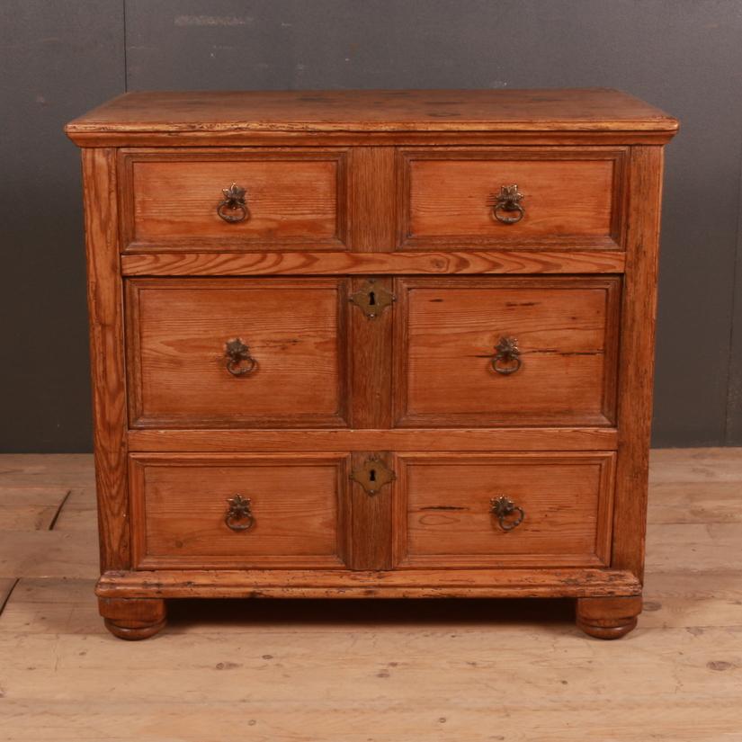 Small 18th century English pine chest of drawers, 1760.

Dimensions:
33.5 inches (85 cms) wide
19.5 inches (50 cms) deep
30.5 inches (77 cms) high.

 