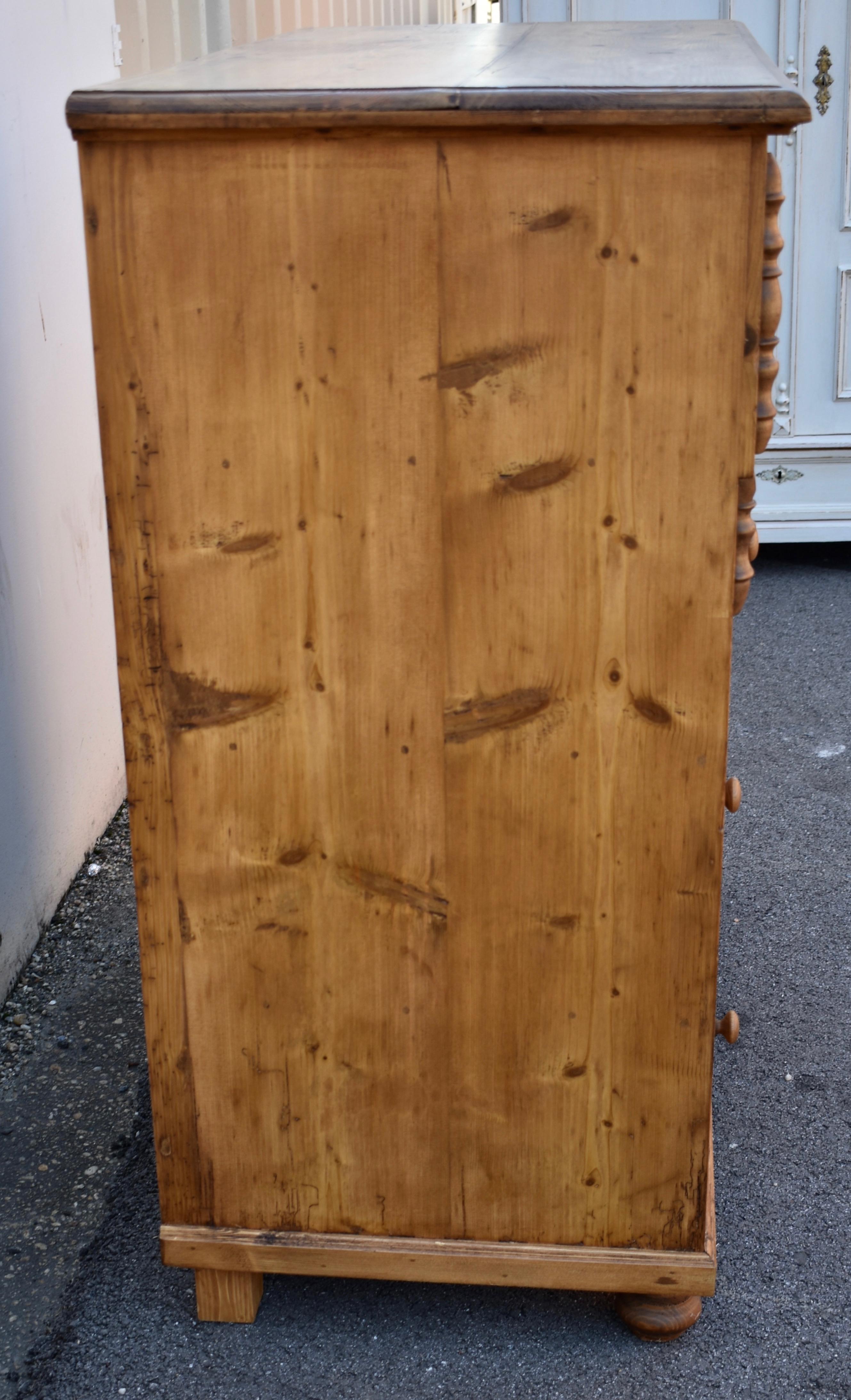 Cassettone in pino a cinque cassetti in vendita 2