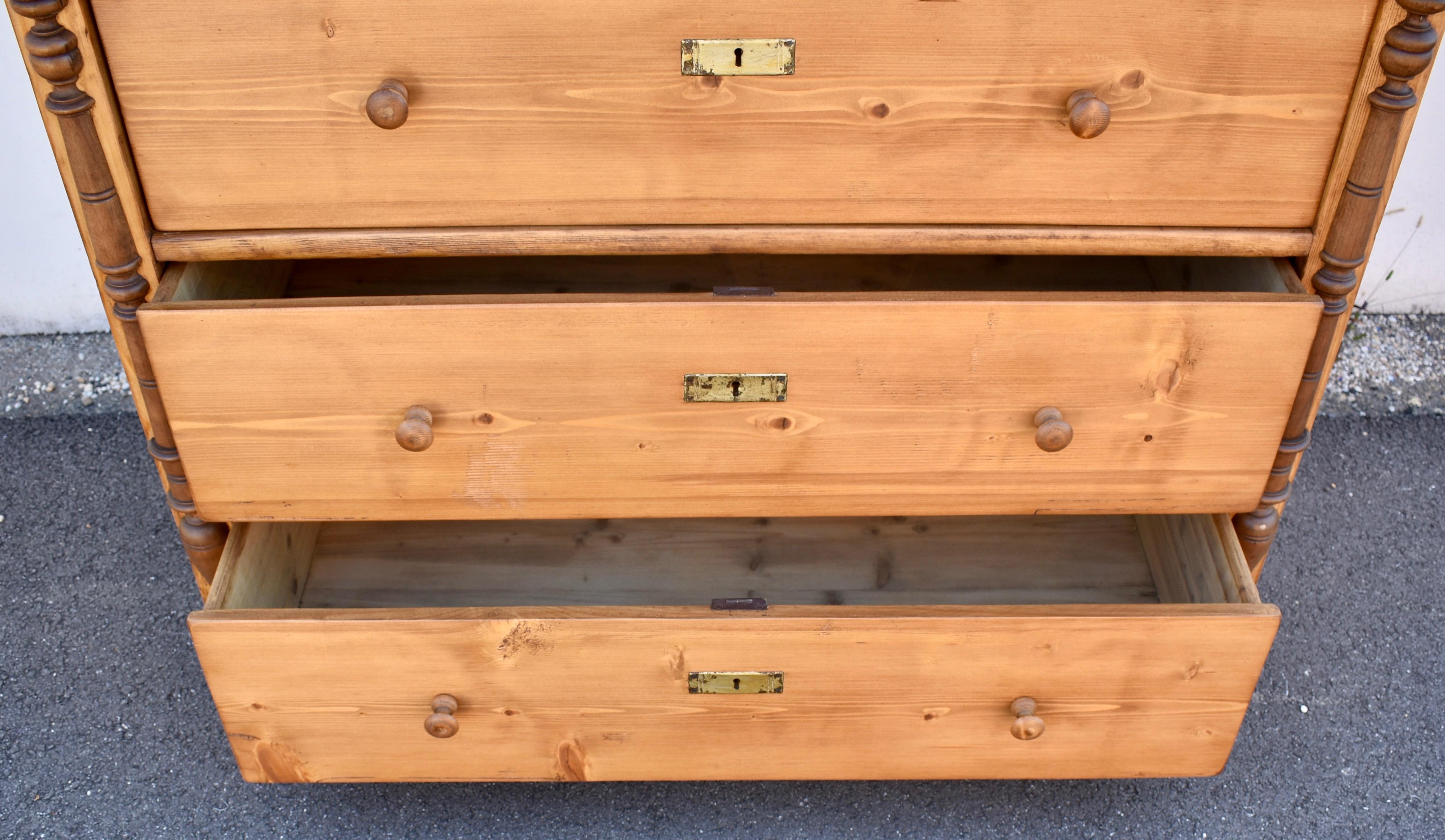Pine Chest of Five Drawers For Sale 5