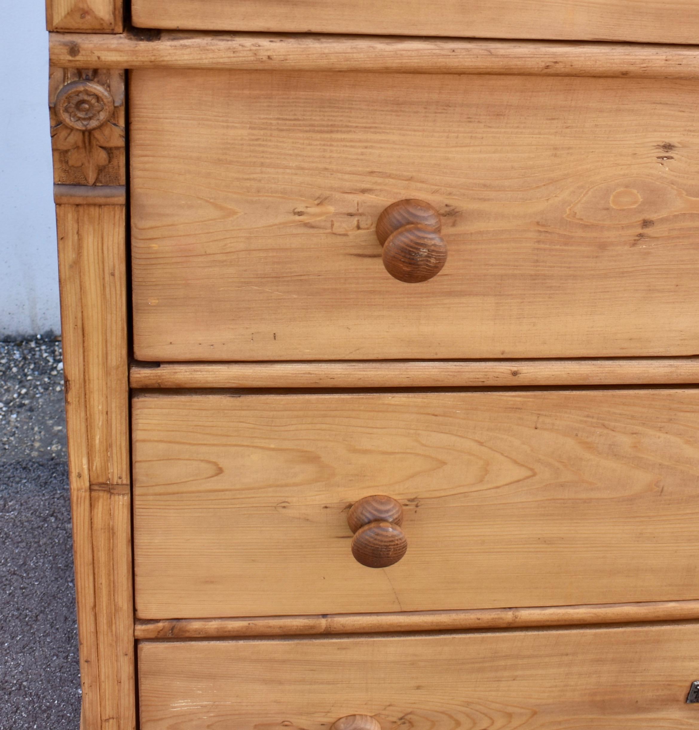 Cassettone in pino a cinque cassetti in vendita 4