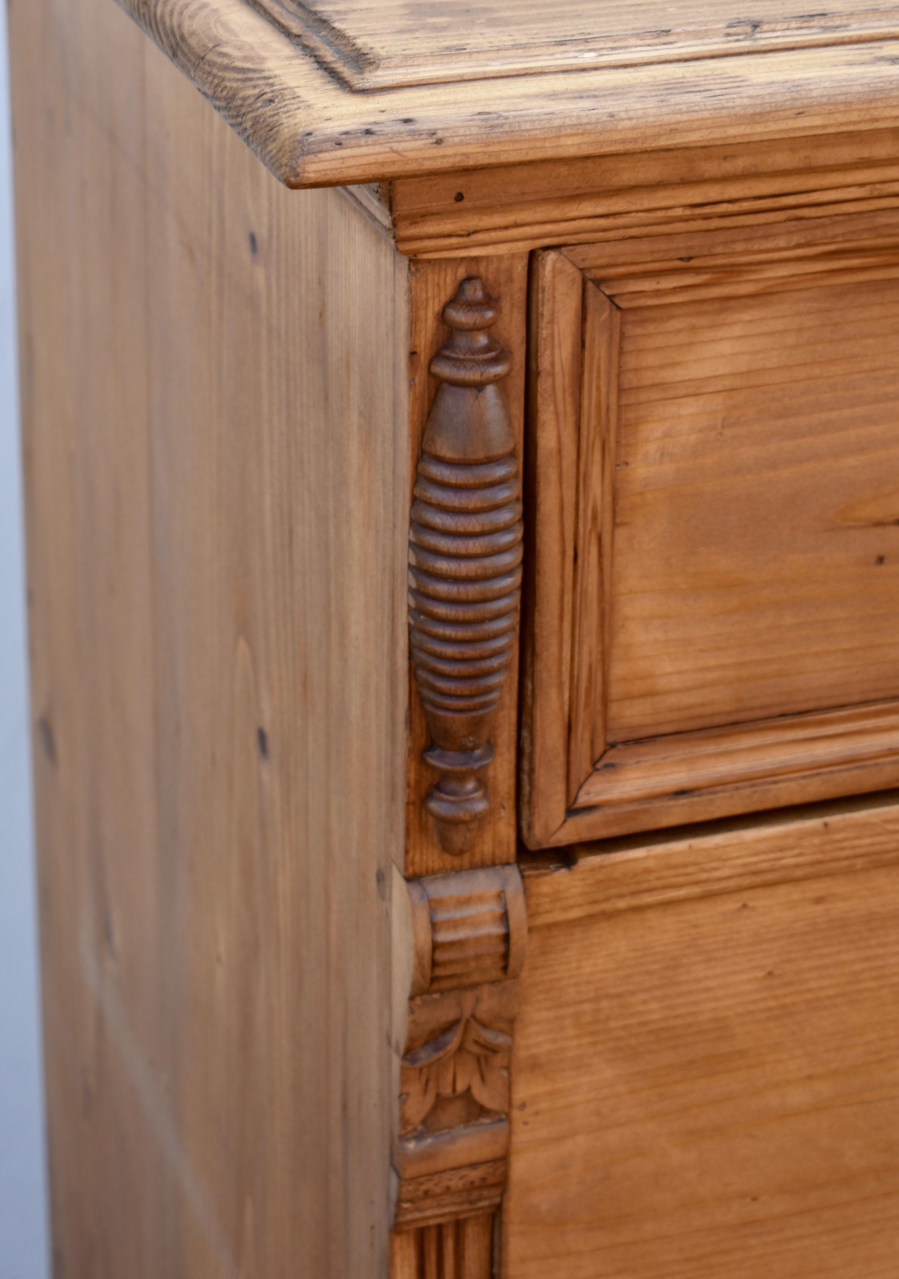 Cassettone in pino a cinque cassetti in vendita 4