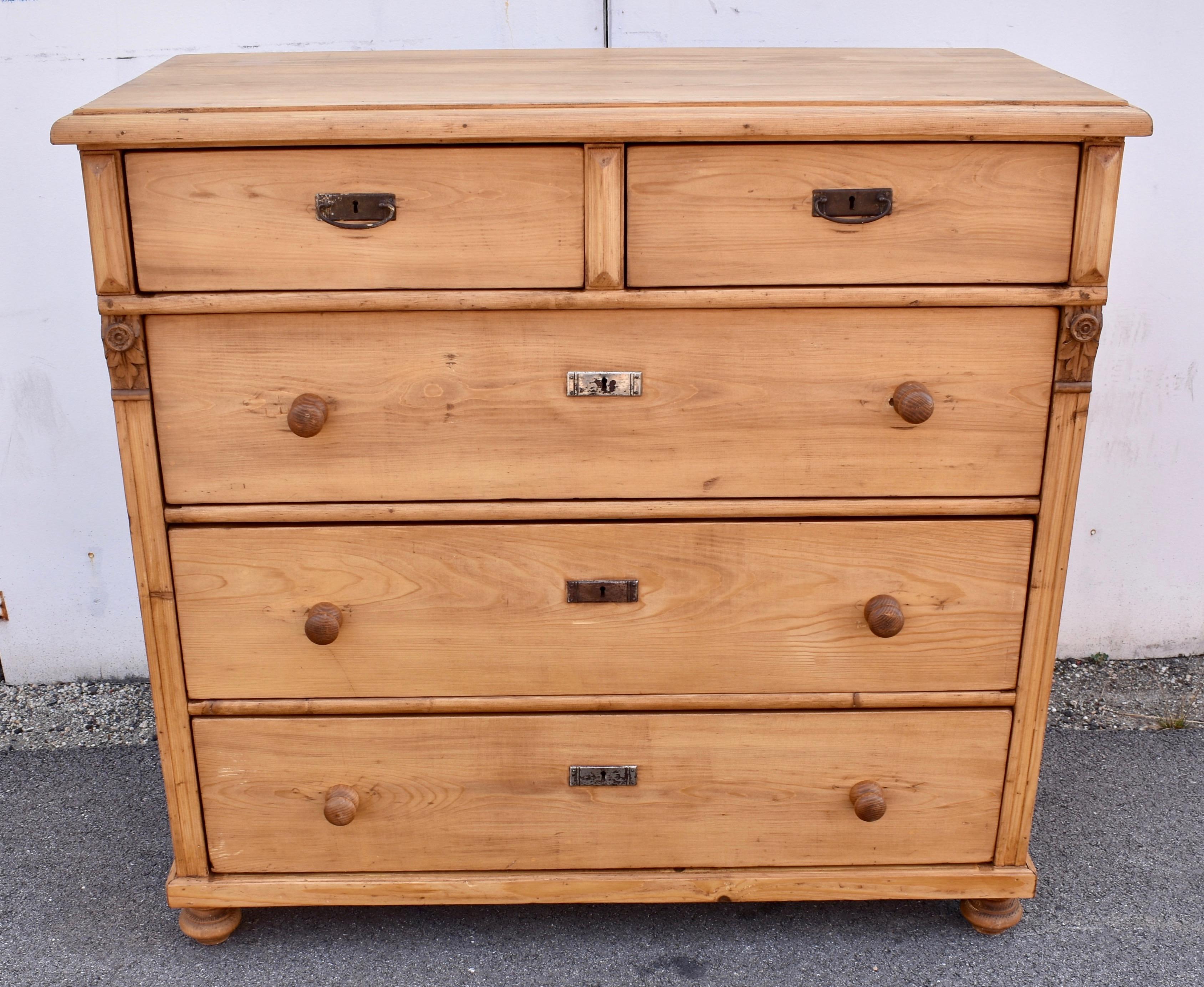 La modanatura a quarto di giro realizzata a mano crea un audace bordo a gradini nella parte superiore di questa bella cassapanca.  I due cassetti superiori si ergono un po' più orgogliosi degli altri, affiancati da lunghe applicazioni piramidali.  I