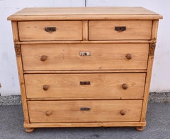 Cómoda de cinco cajones de pino