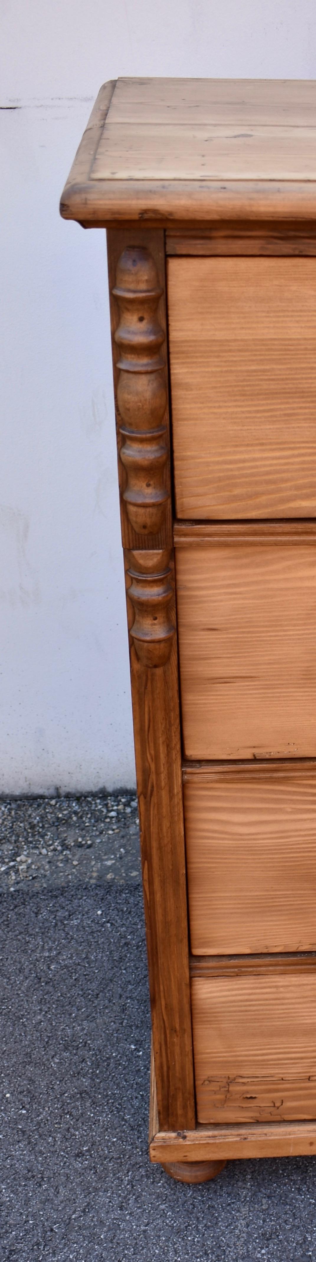XIX secolo Cassettone in pino a cinque cassetti in vendita