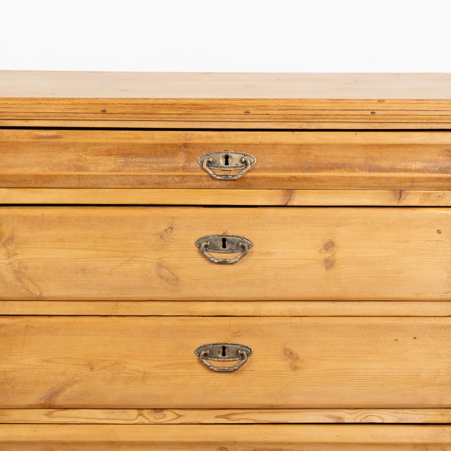 Pine Chest of Four Drawers, Denmark circa 1880 For Sale 4