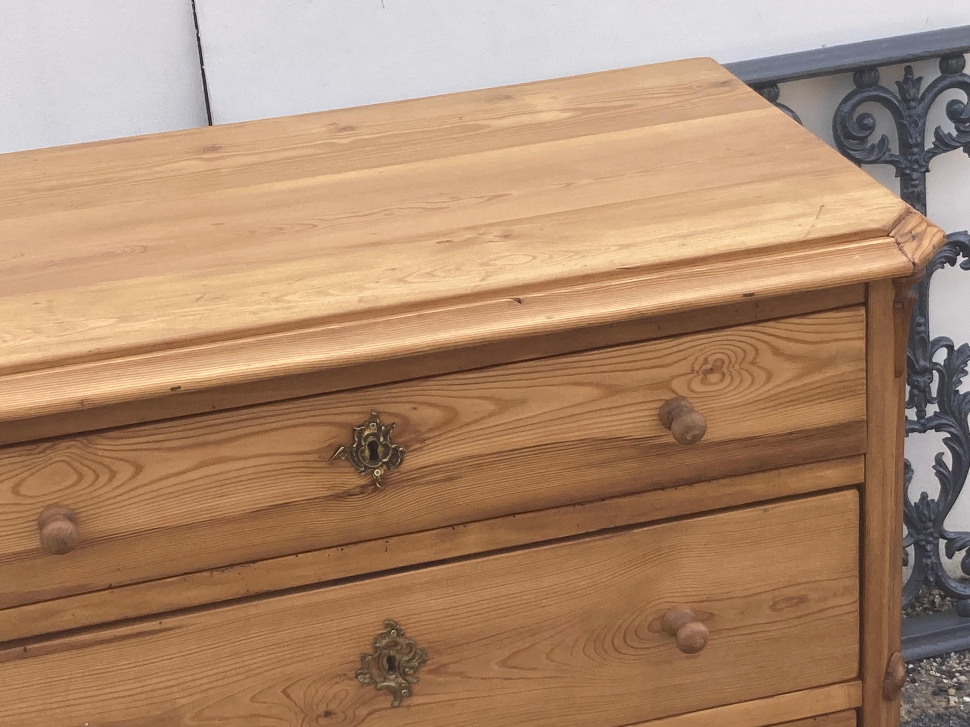 Cassettone in pino con quattro cassetti in vendita 2