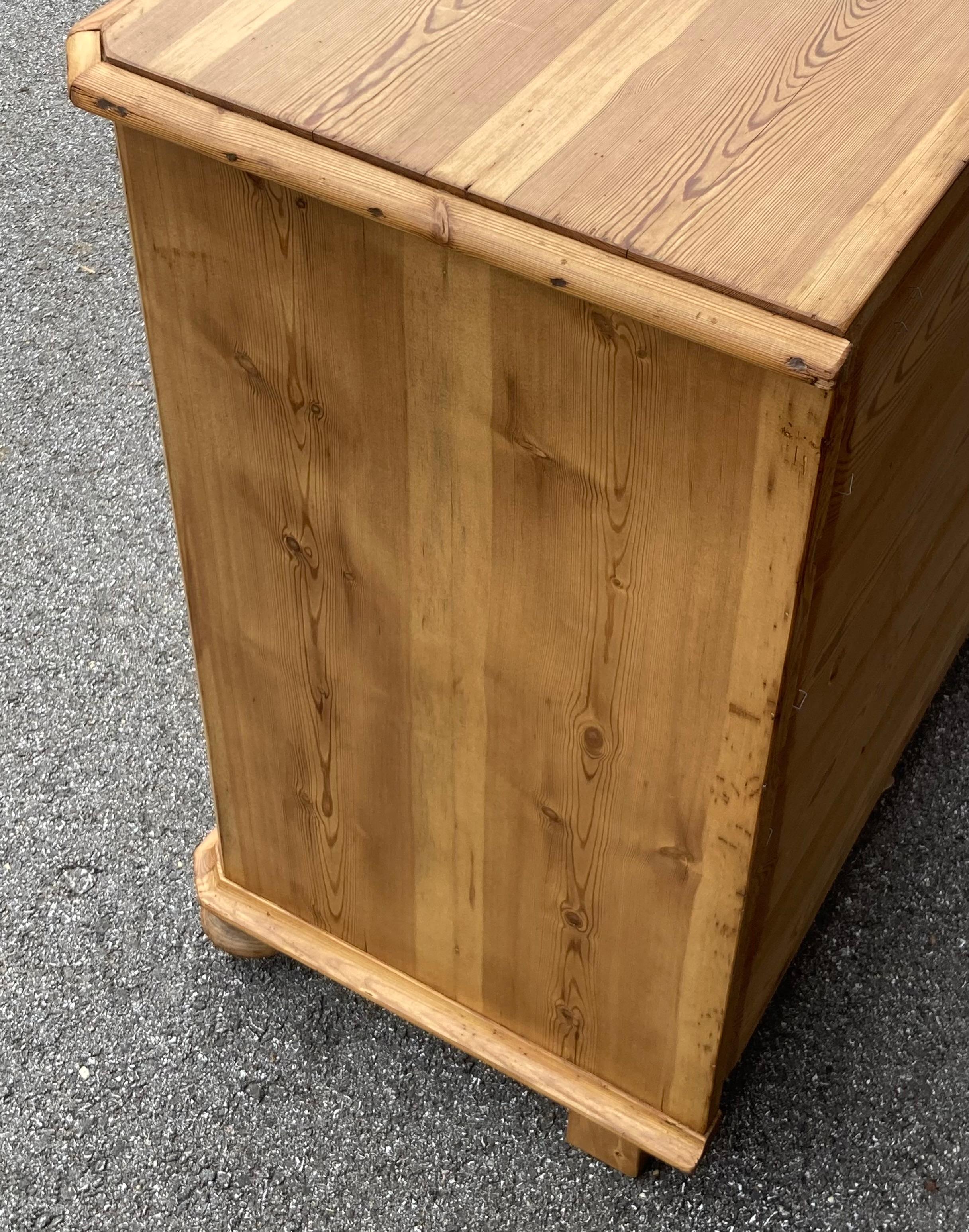 Cassettone in pino con quattro cassetti in vendita 2