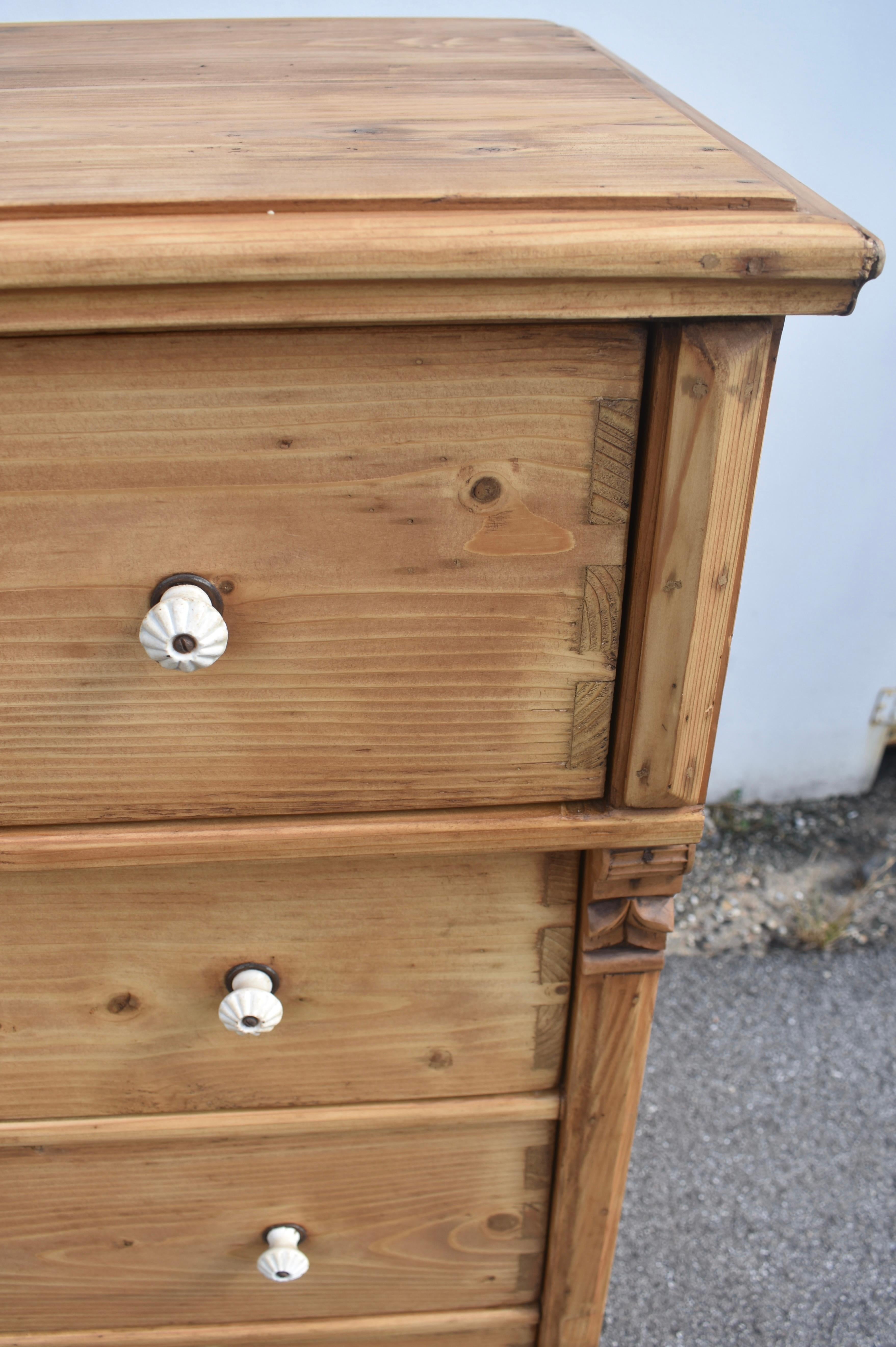 Cassettone in pino con quattro cassetti in vendita 3