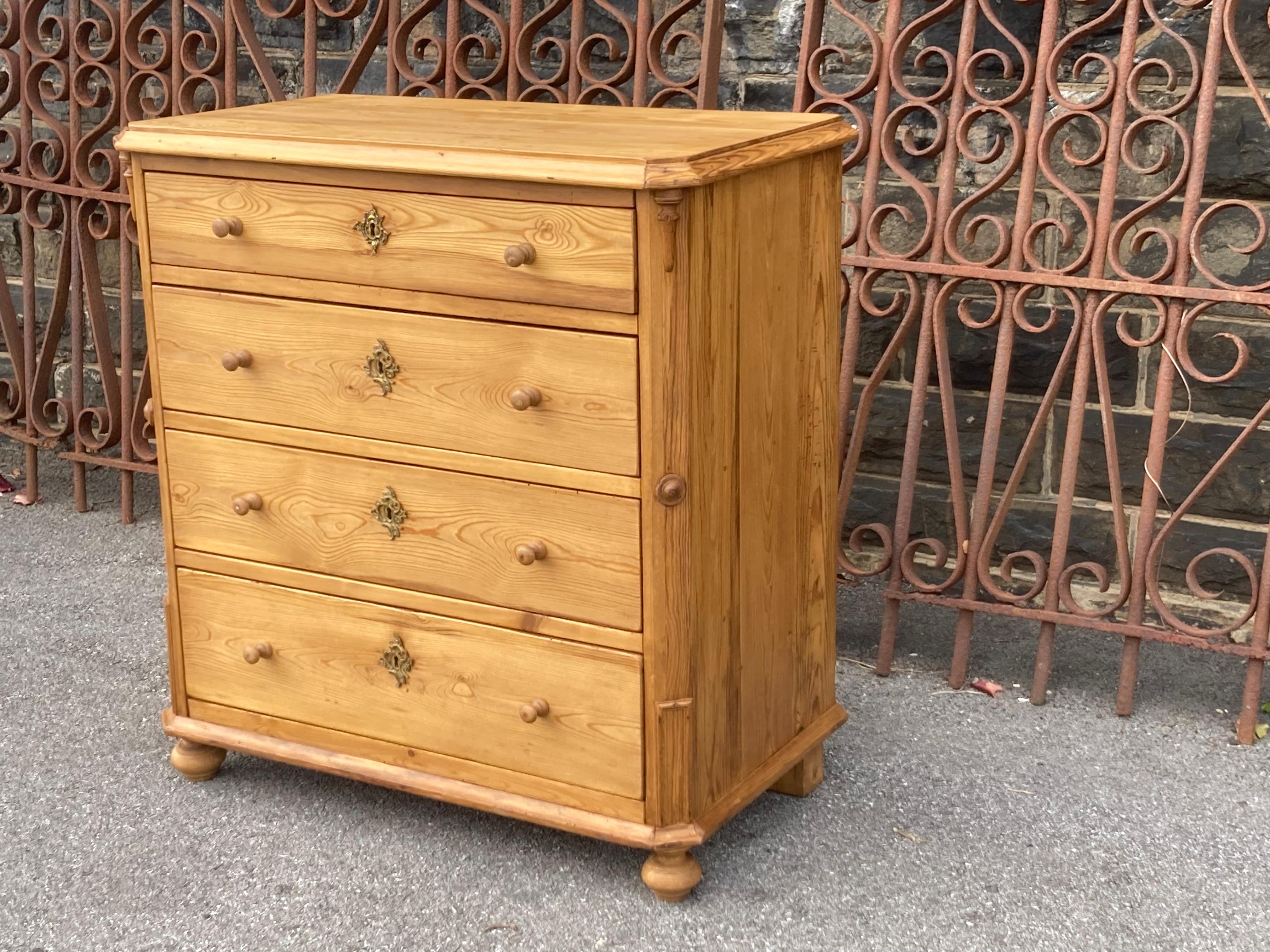 Cassettone in pino con quattro cassetti in vendita 3