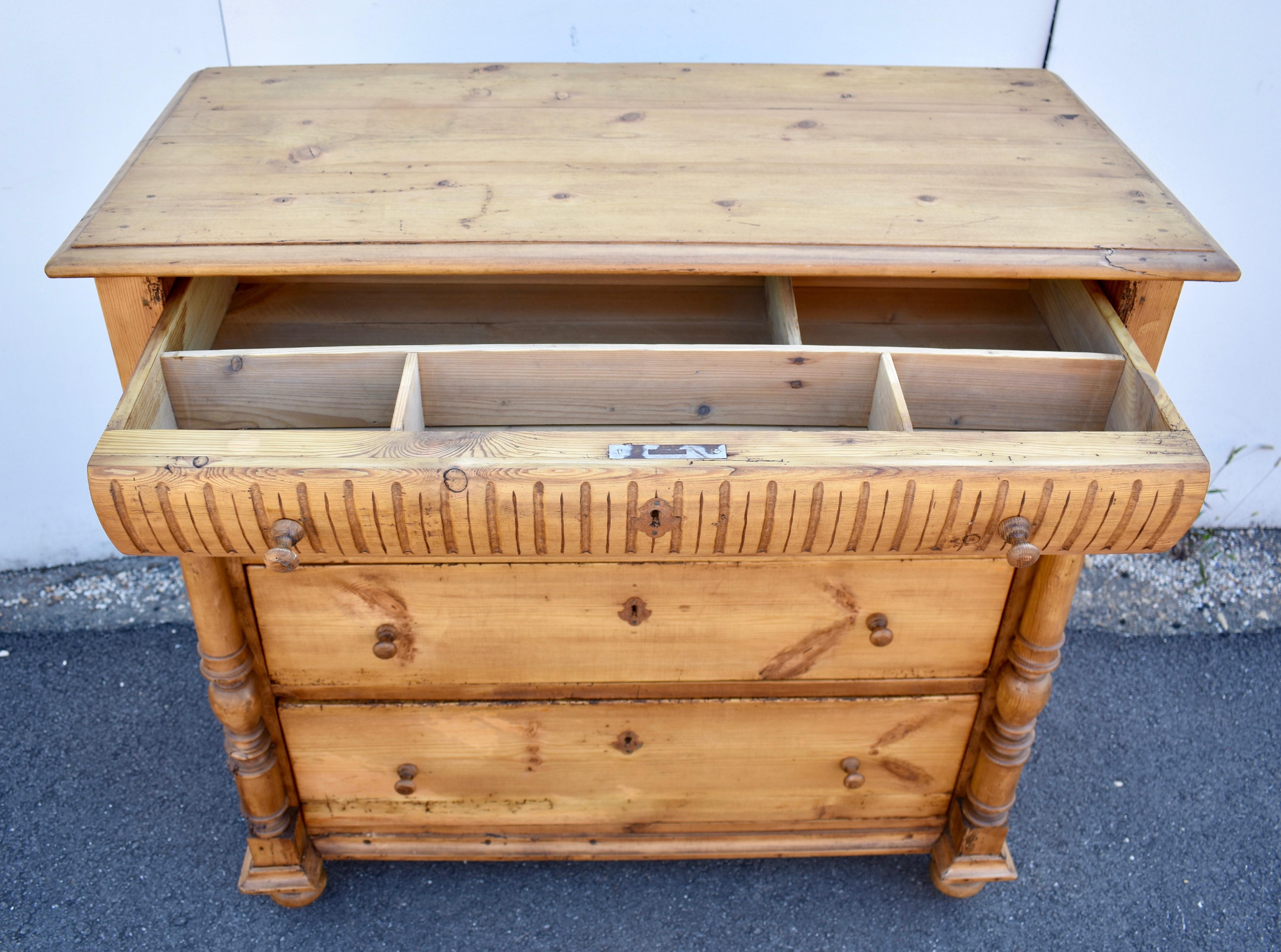 Pine Chest of Four Drawers For Sale 4