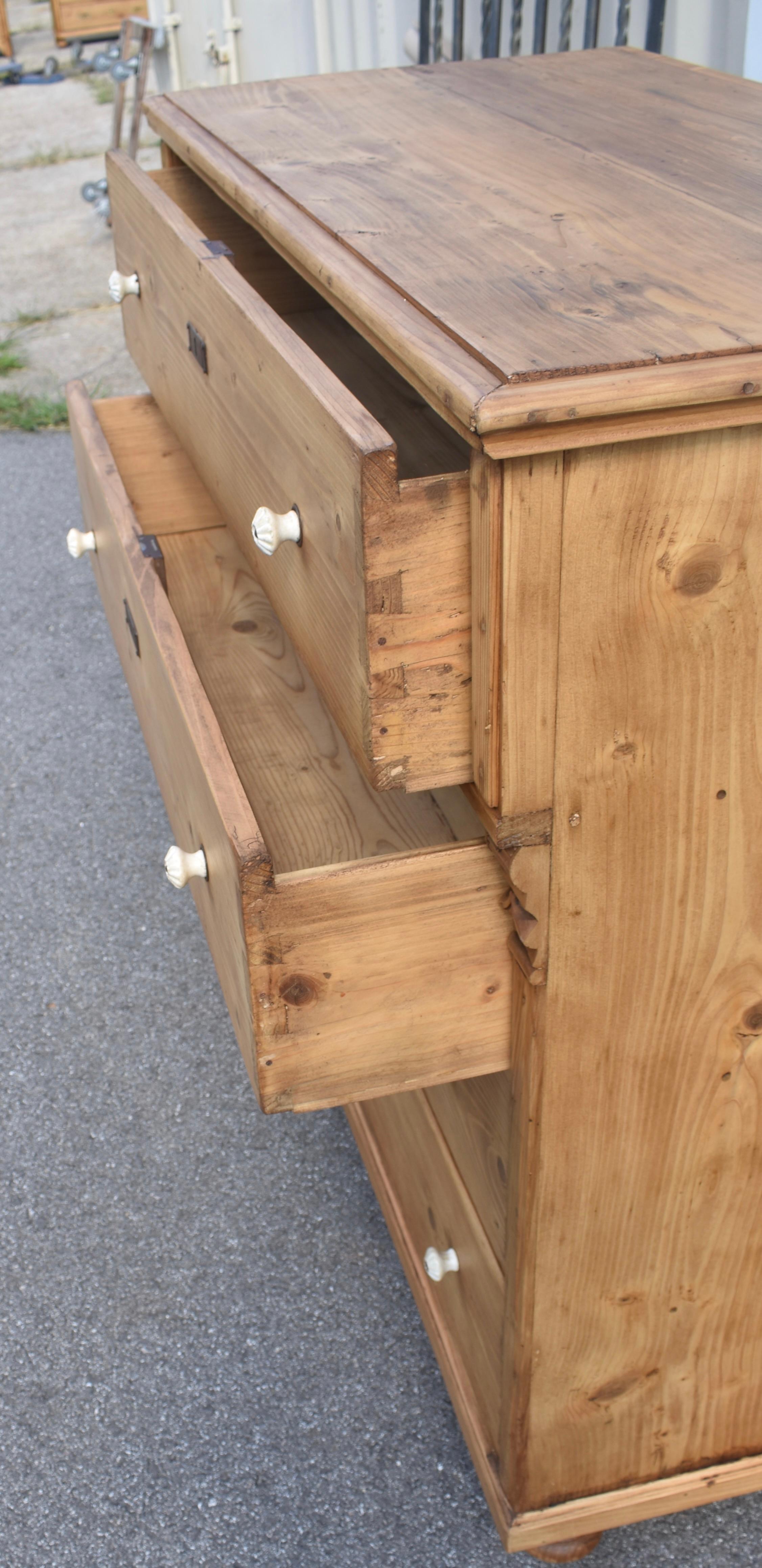 Cassettone in pino con quattro cassetti in vendita 4