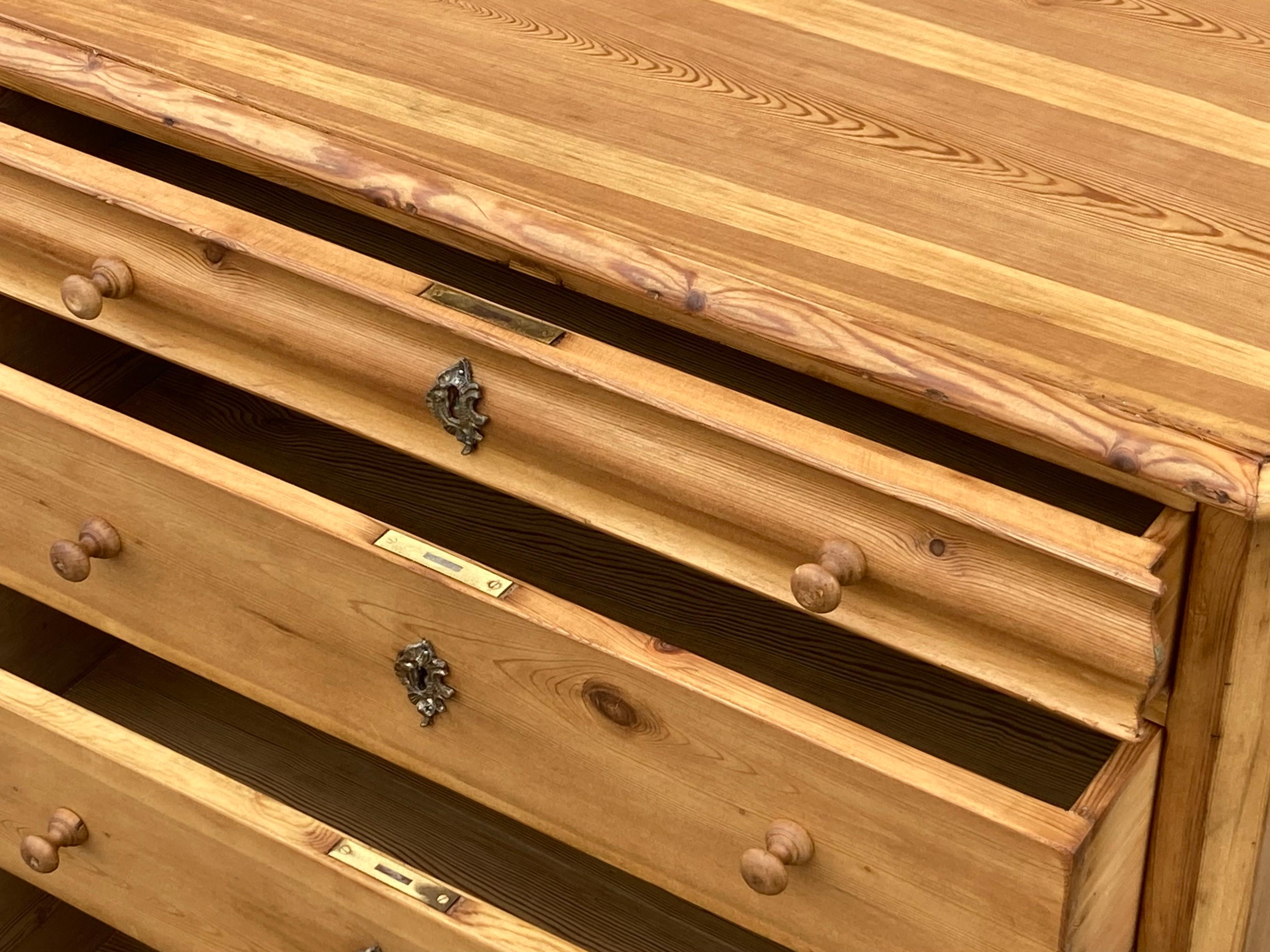 Cassettone in pino con quattro cassetti in vendita 4