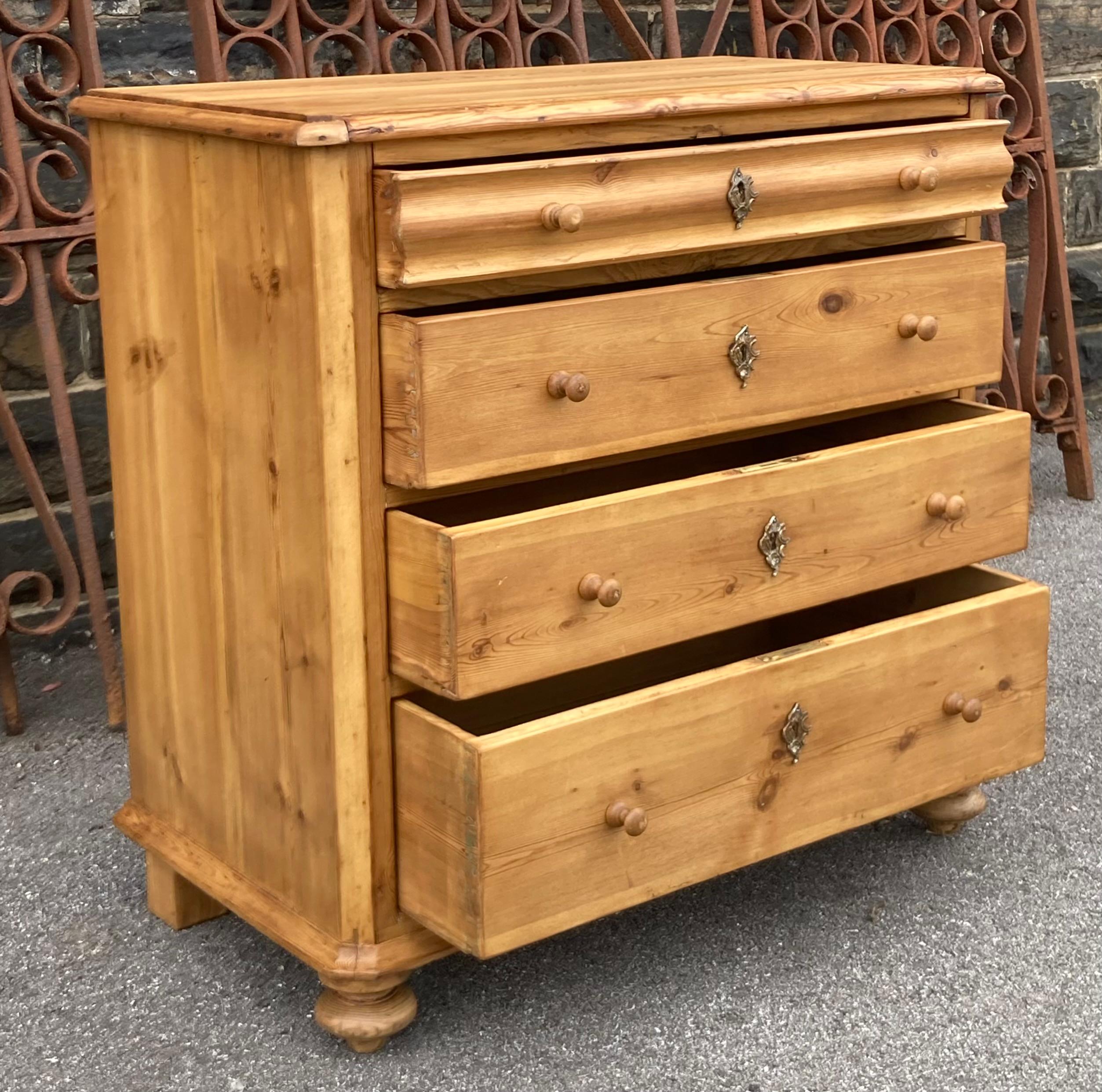 Cassettone in pino con quattro cassetti in vendita 5